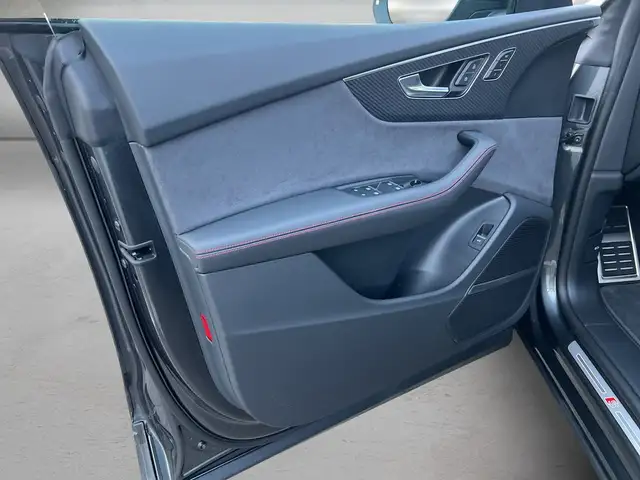 Audi SQ8 view 6