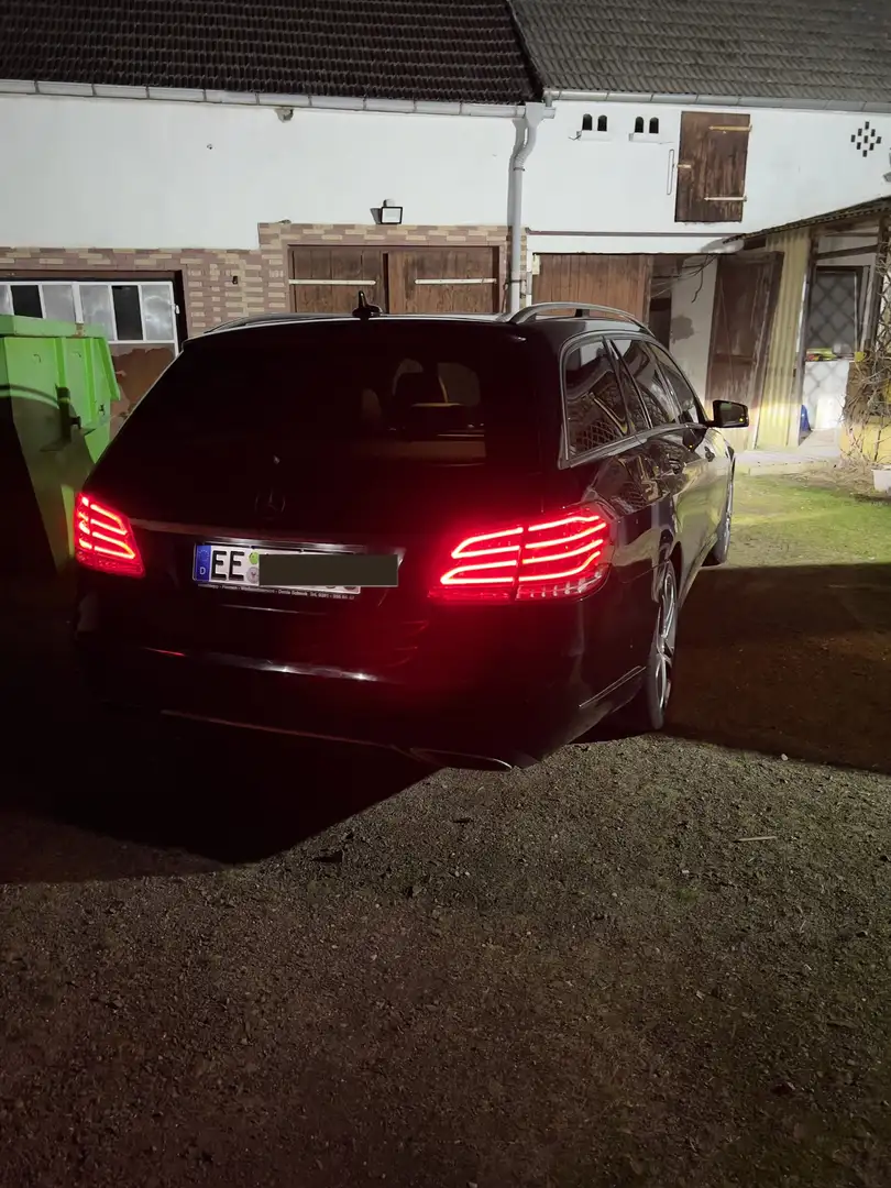 Mercedes-Benz 220 212 Avantgarde Schwarz - 2