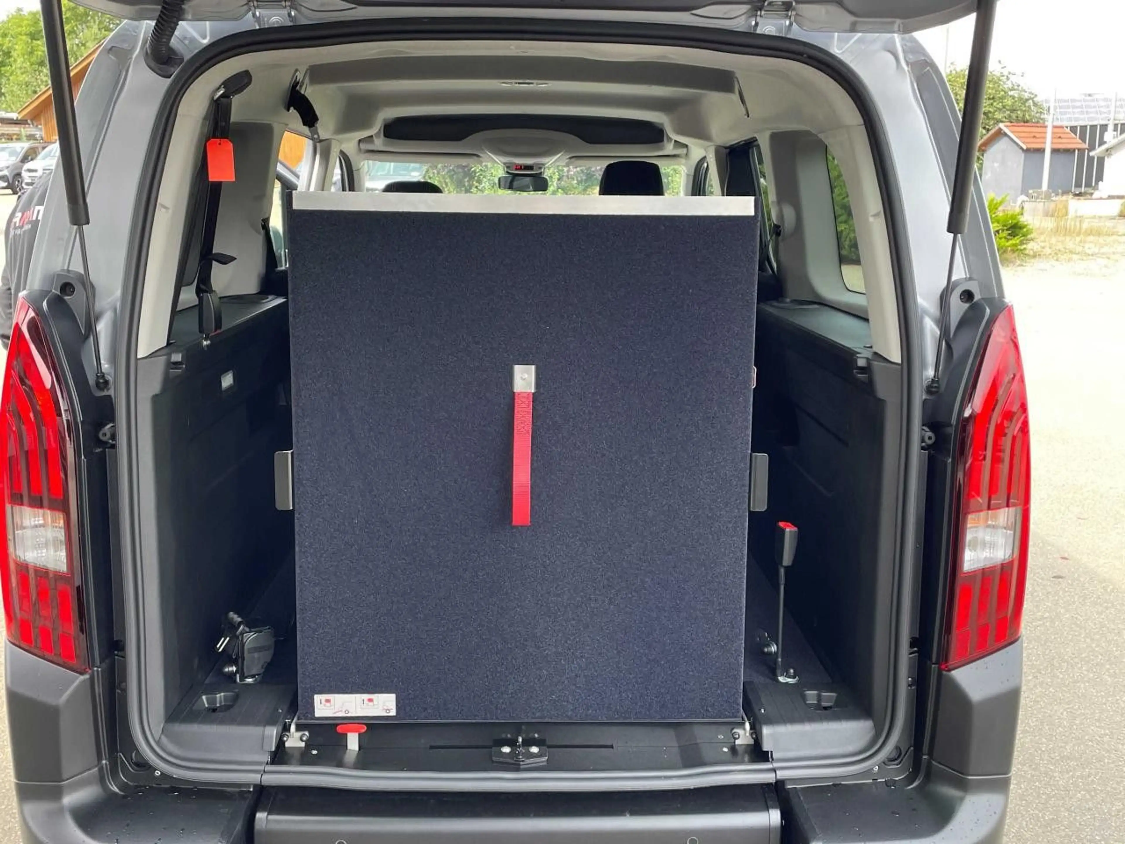 Peugeot Rifter GT BlueHDI 130 L2 EAT8 silber Navi Klima — photo 5