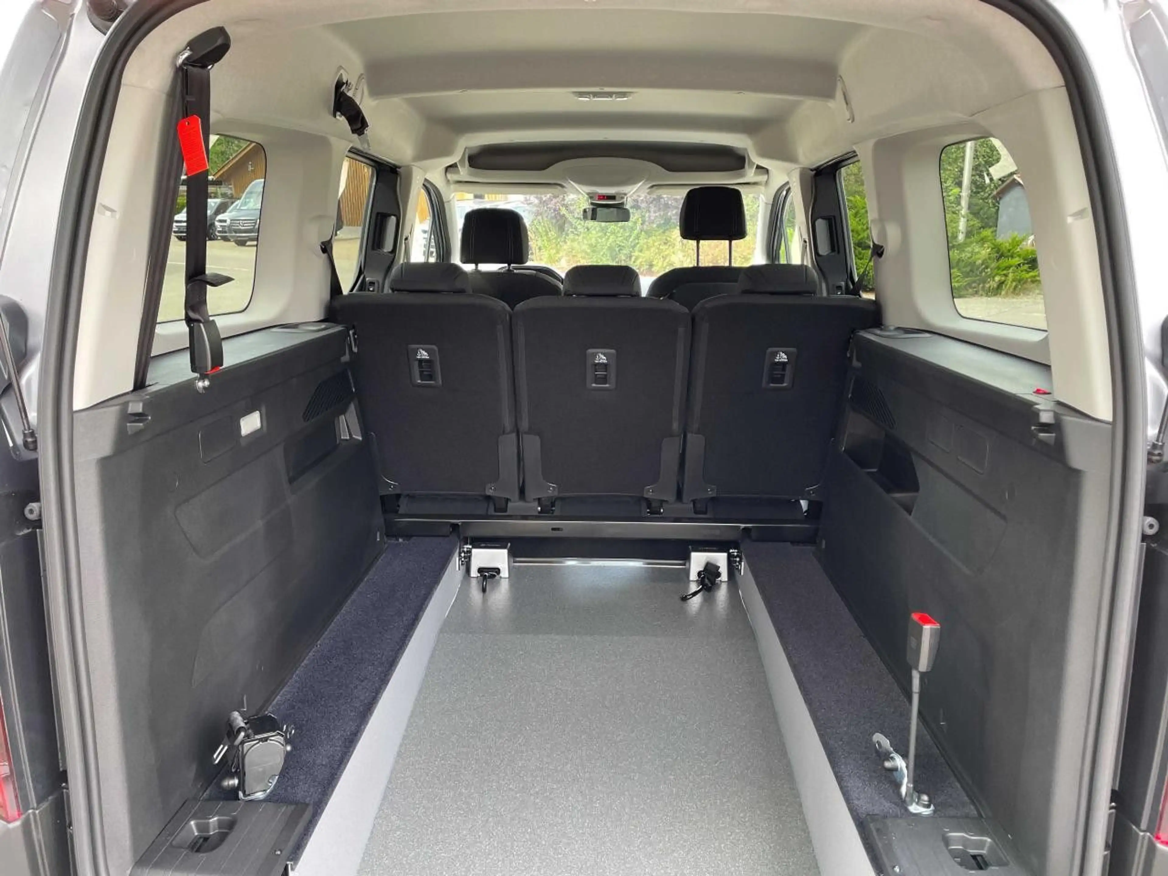 Peugeot Rifter GT BlueHDI 130 L2 EAT8 silber Navi Klima — photo 6
