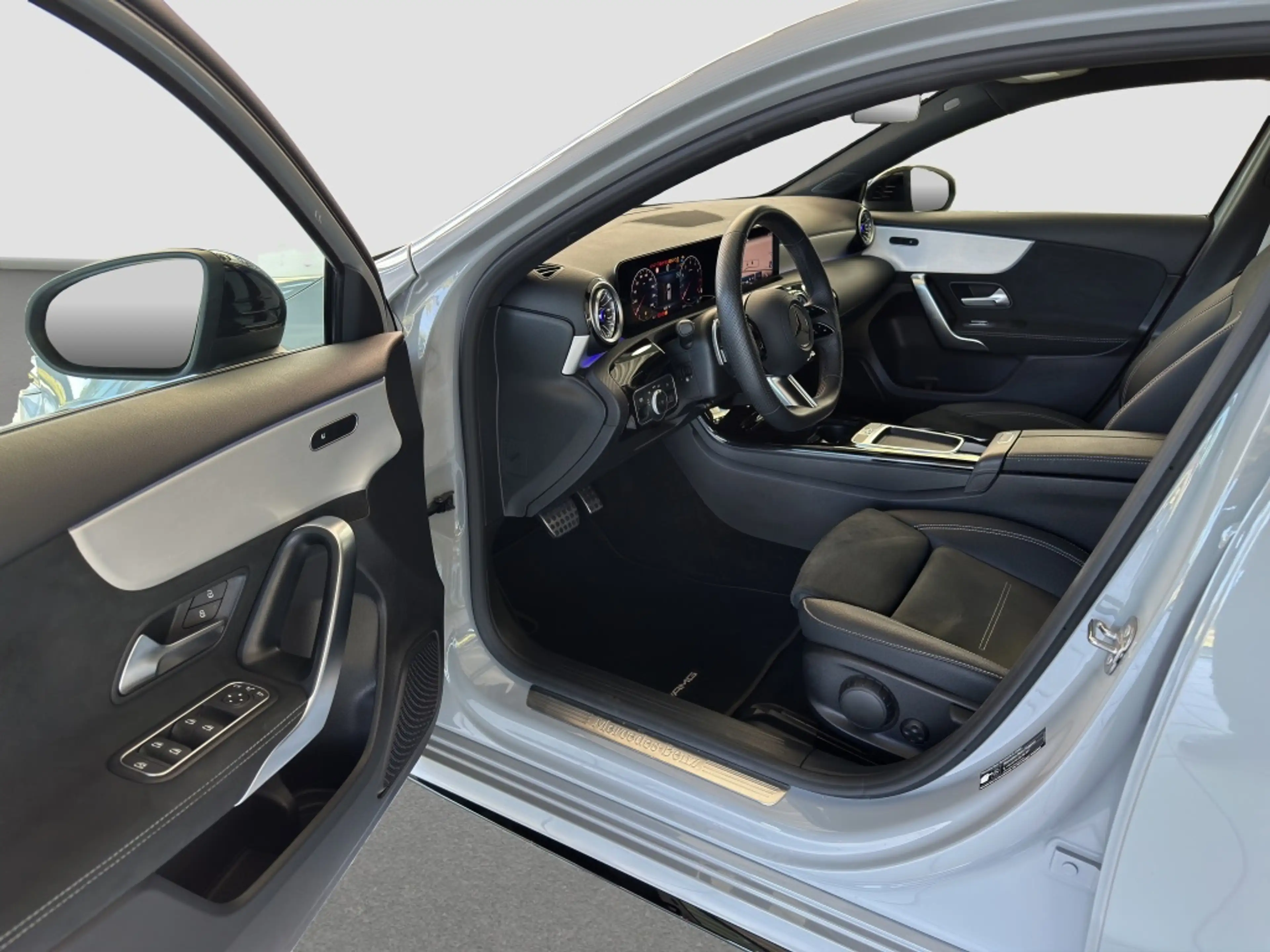 Mercedes-Benz A 200 AMG*NIGHT*AHZV*RFK*LENKRHZG*DAB*AMBIENTE* — photo 13