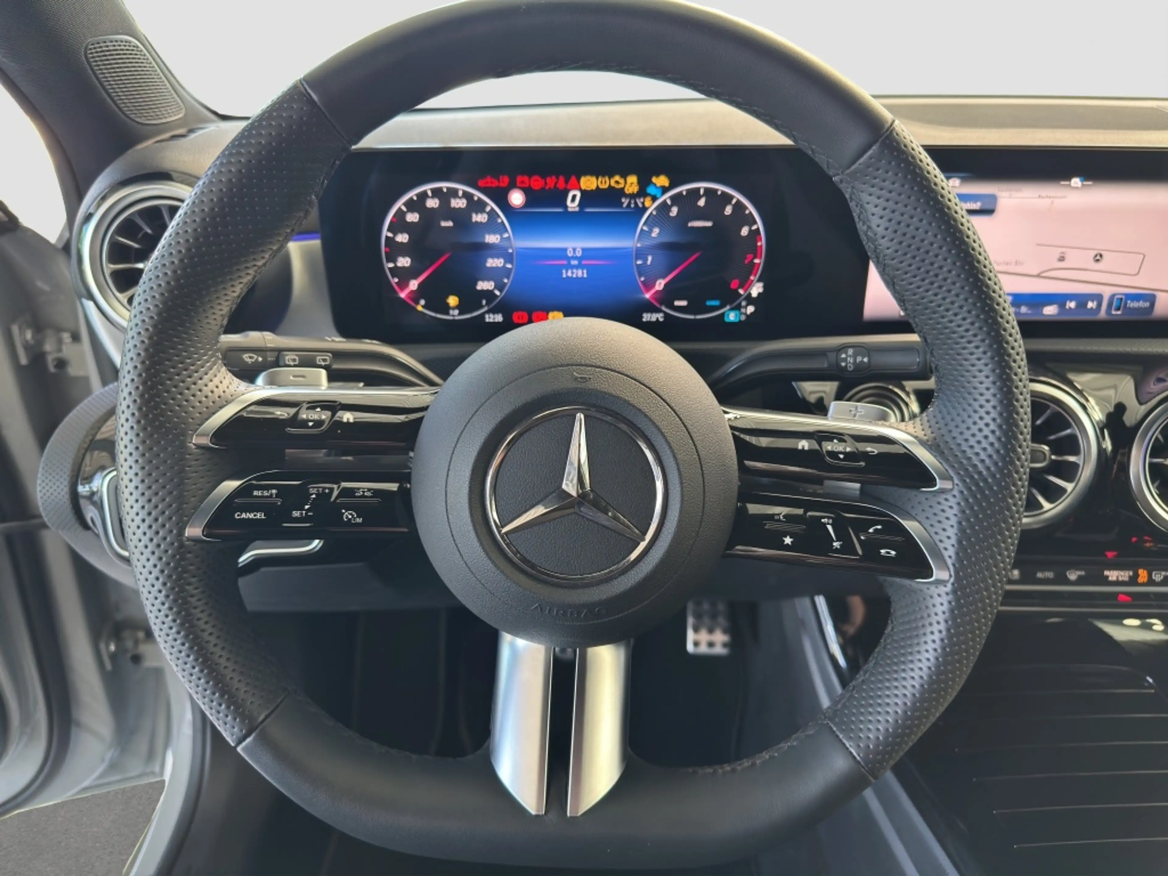 Mercedes-Benz A 200 AMG*NIGHT*AHZV*RFK*LENKRHZG*DAB*AMBIENTE* — photo 8