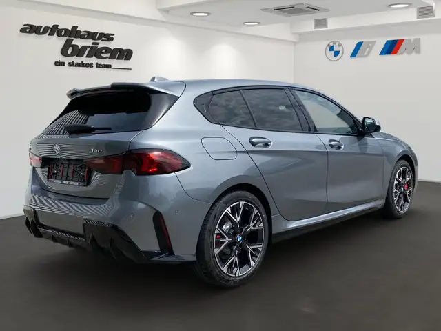 BMW 1 Series view 3