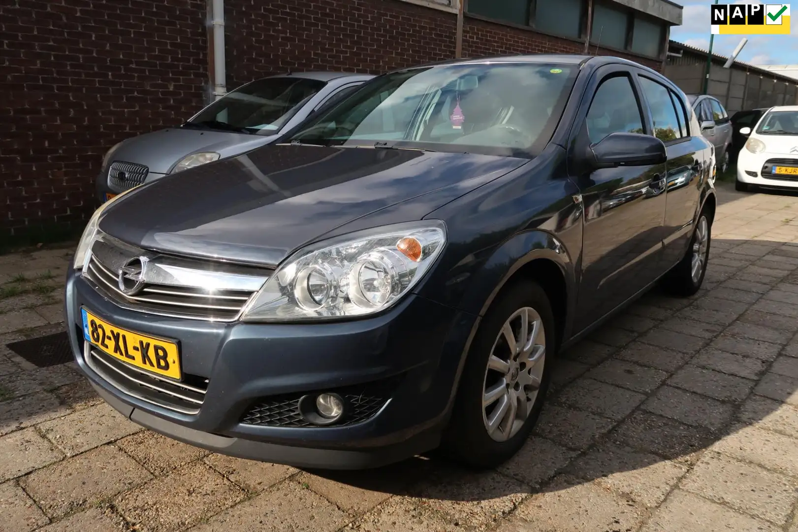 Opel Astra 1.6 Temptation Grijs - 1