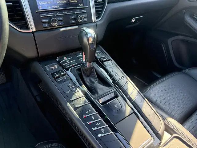 Porsche Macan view 12