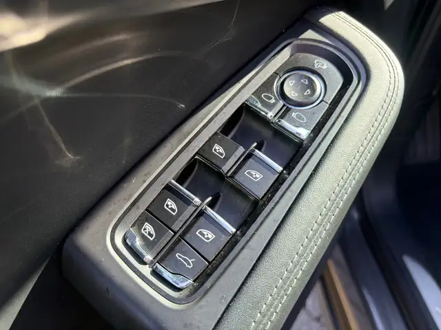 Porsche Macan view 8