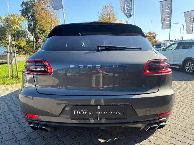 Porsche Macan view 3