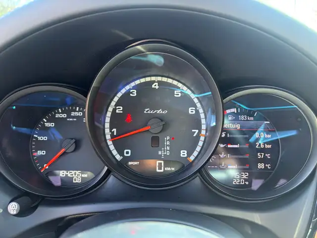 Porsche Macan view 11