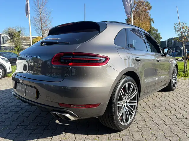 Porsche Macan view 4