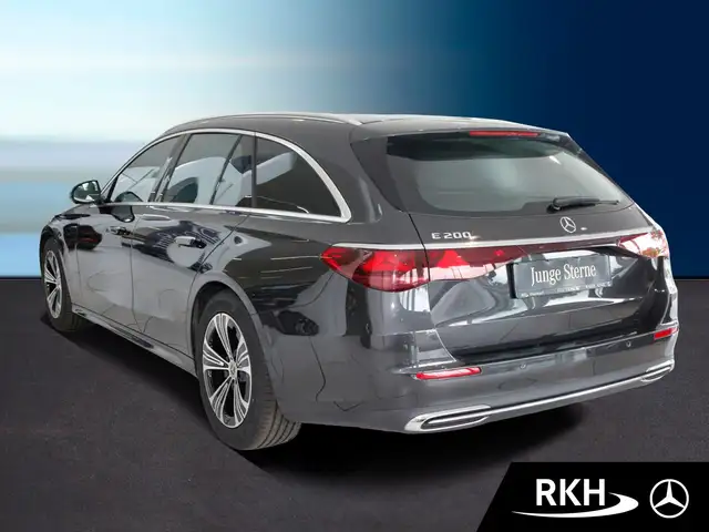 Mercedes-Benz E-Class view 4