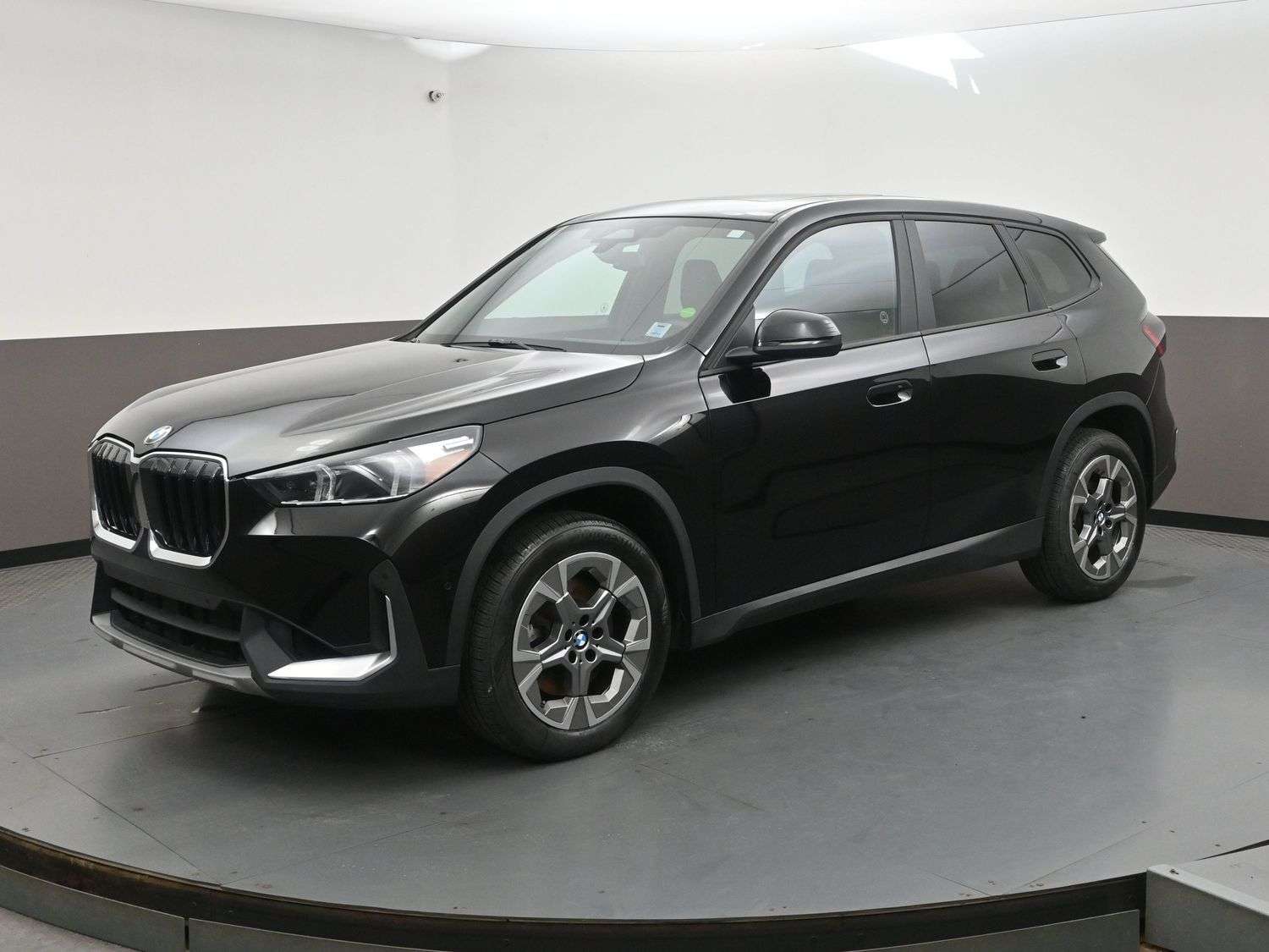 2025 BMW X1 XDRIVE28i AWD Sunroof, Heated Front Seats, CarPlay alt 3