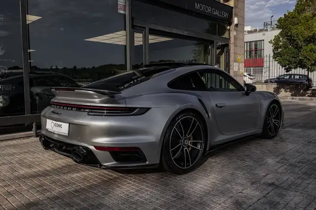 Porsche 911 view 8