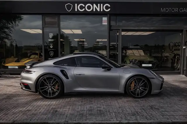 Porsche 911 view 7