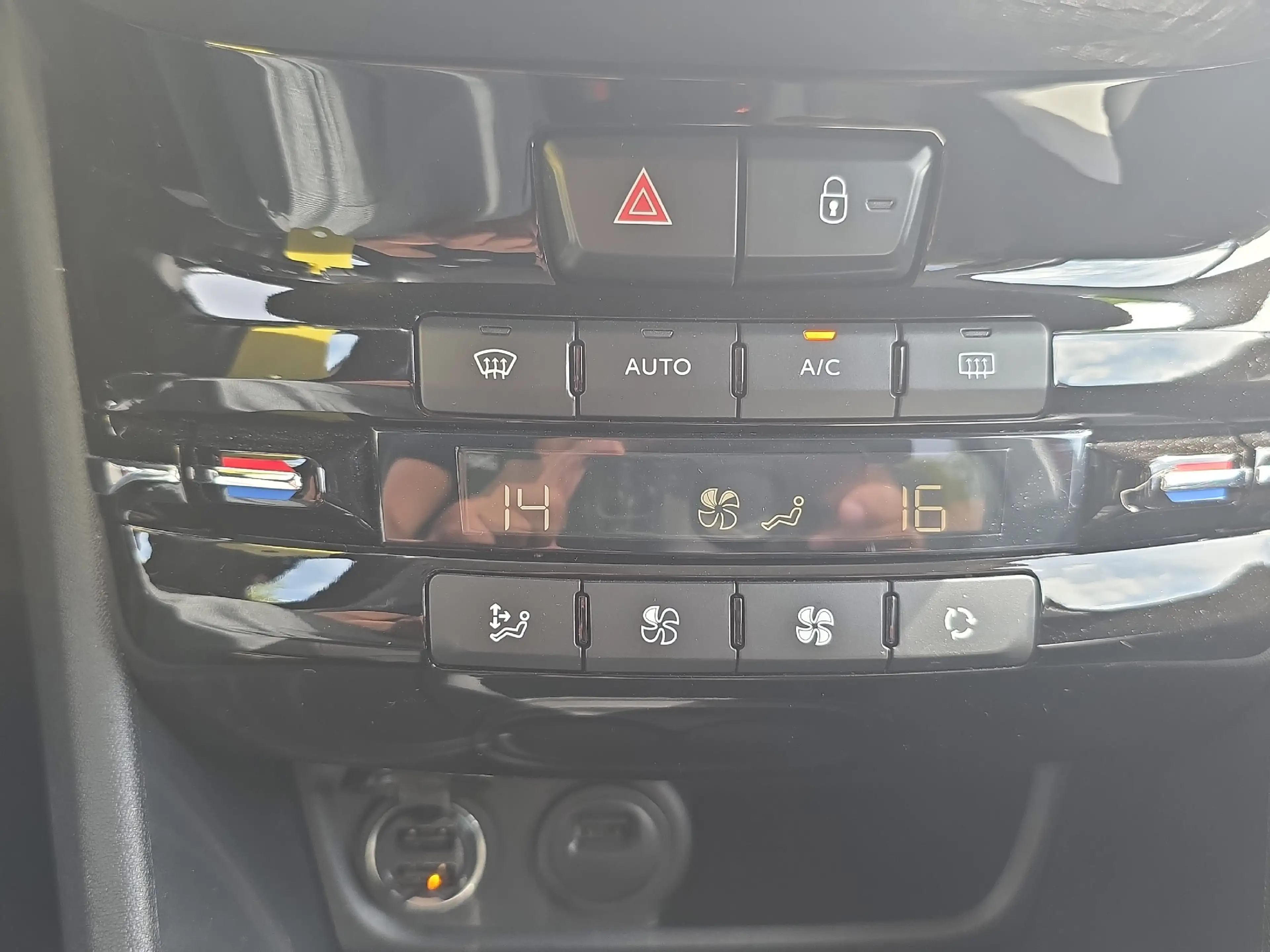 Peugeot 2008 1.2 PureTech 130 Allure *2xKlima*PDC* — photo 13