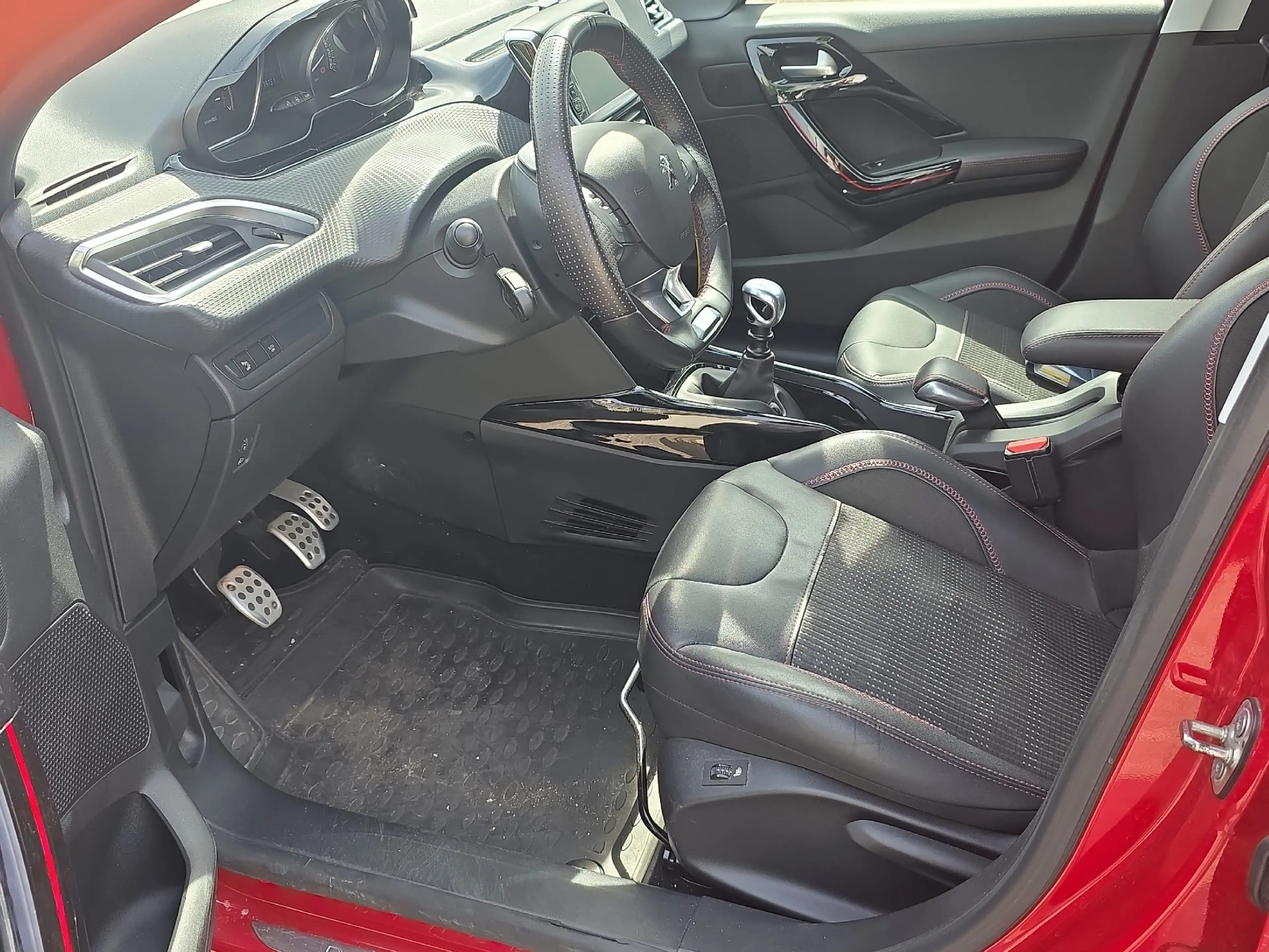 Peugeot 2008 1.2 PureTech 130 Allure *2xKlima*PDC* — photo 9