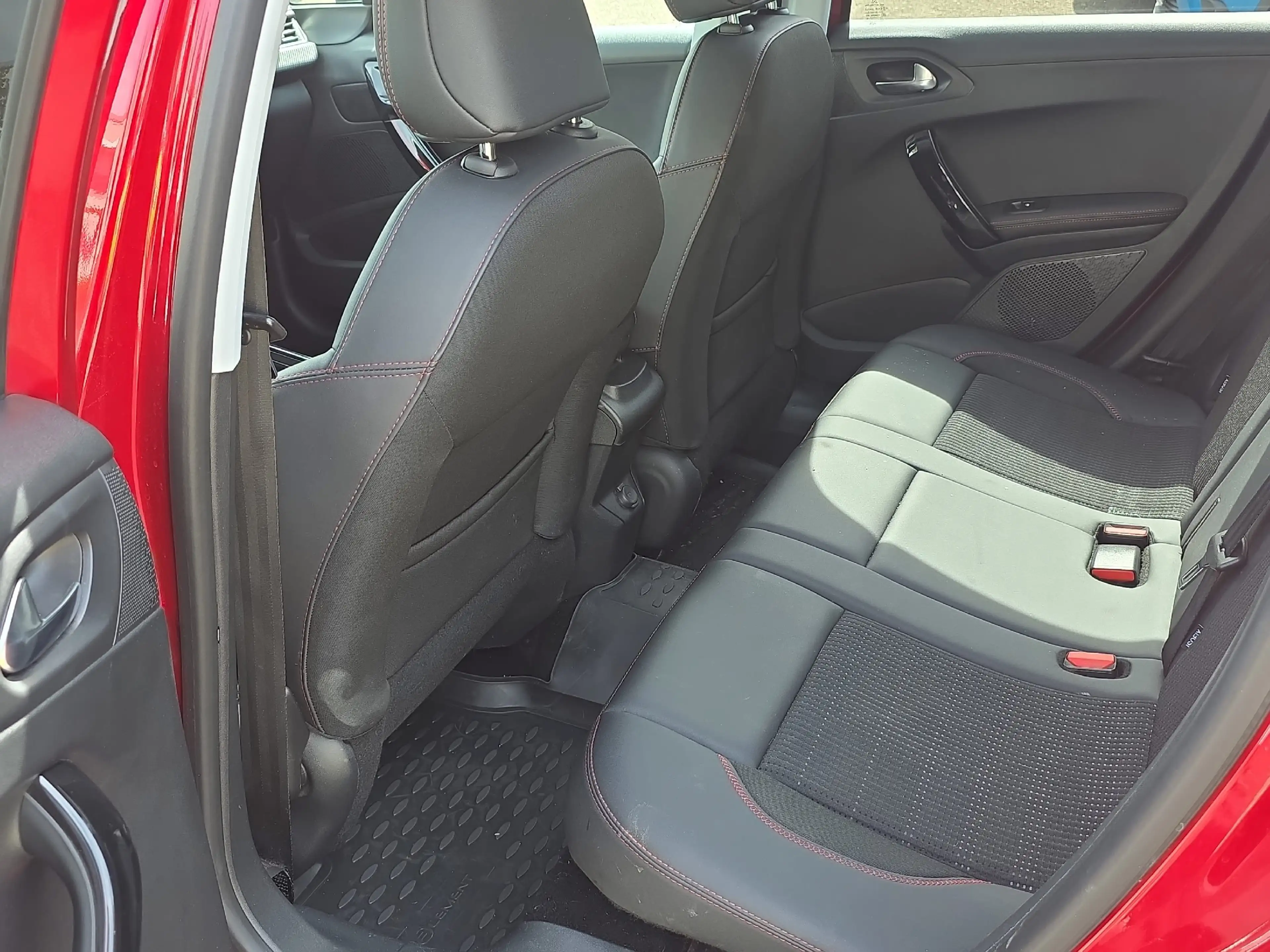 Peugeot 2008 1.2 PureTech 130 Allure *2xKlima*PDC* — photo 10
