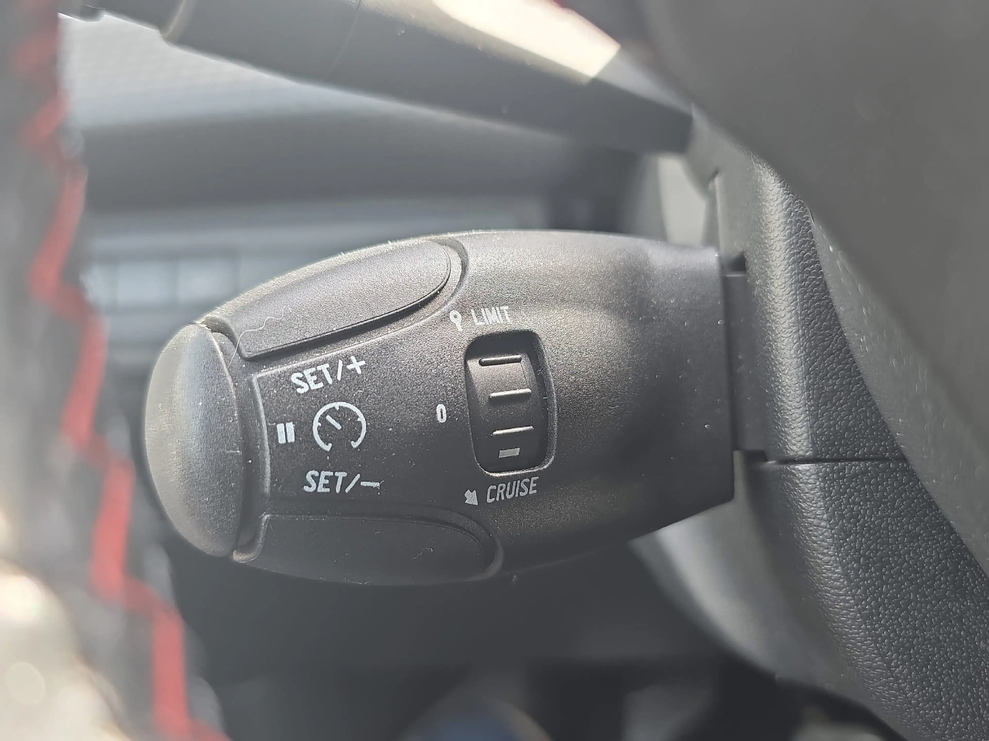 Peugeot 2008 1.2 PureTech 130 Allure *2xKlima*PDC* — photo 14