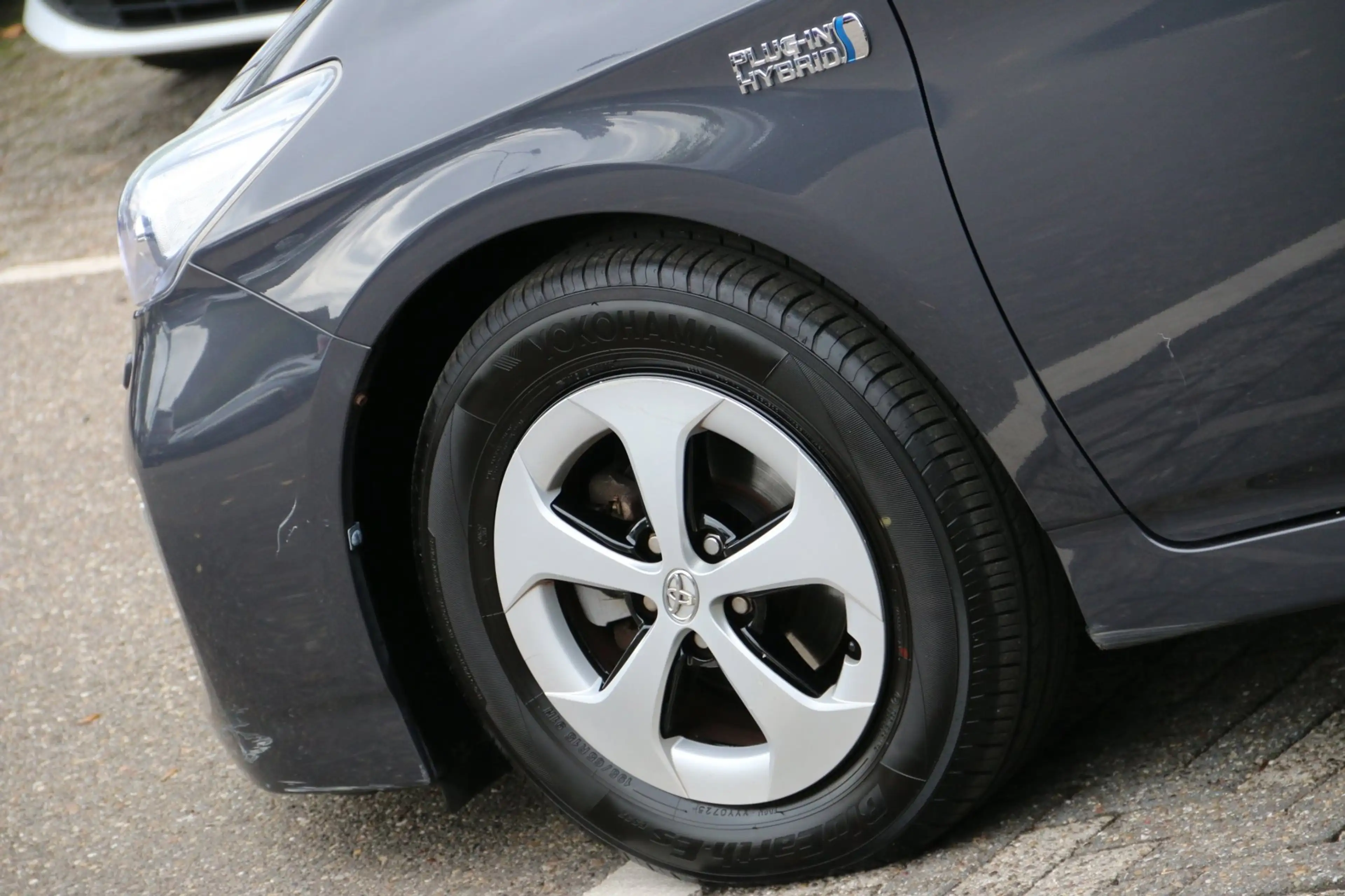 Toyota Prius 1.8 Plug-in Dynamic Business — photo 4