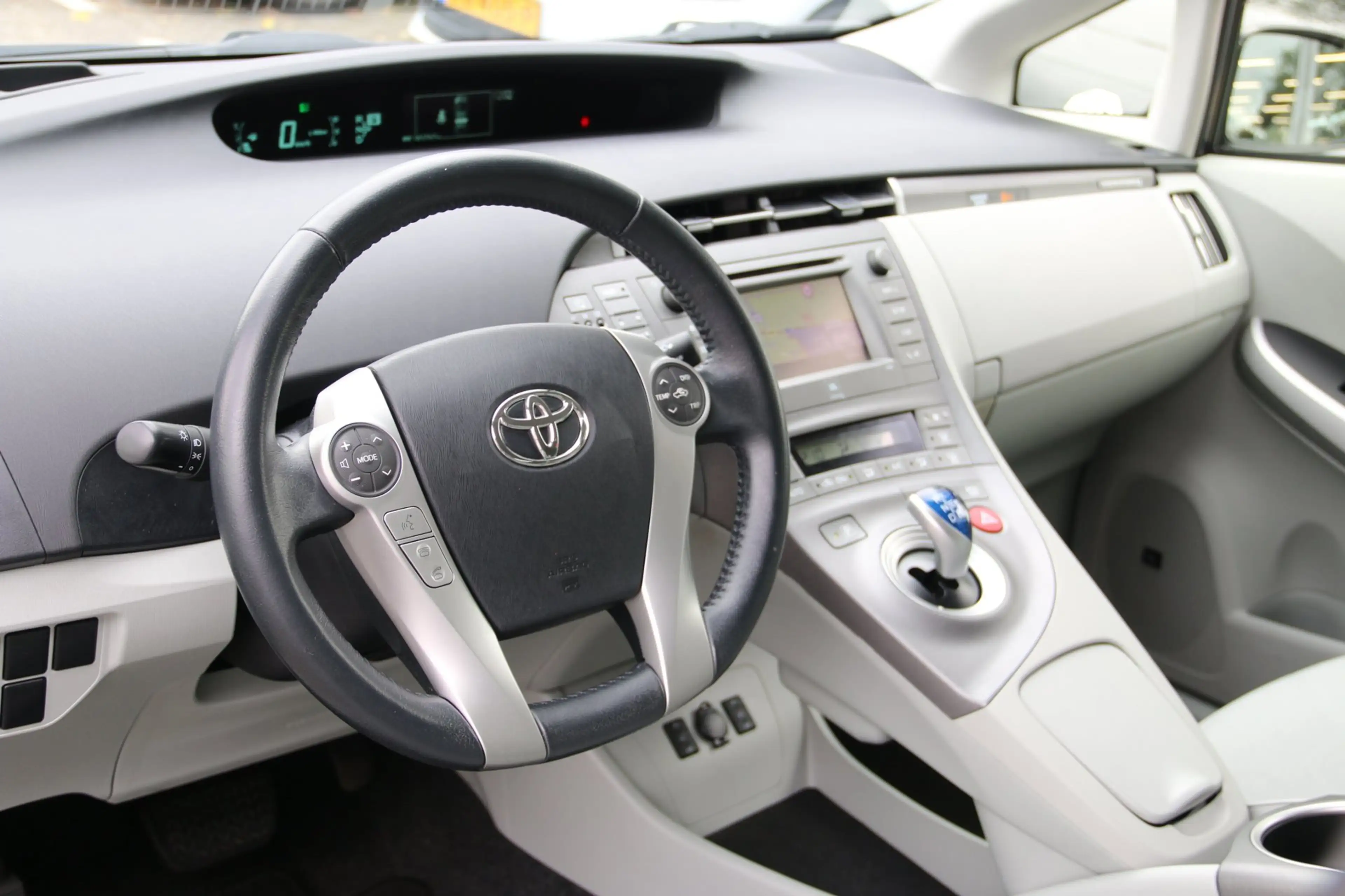 Toyota Prius 1.8 Plug-in Dynamic Business — photo 12