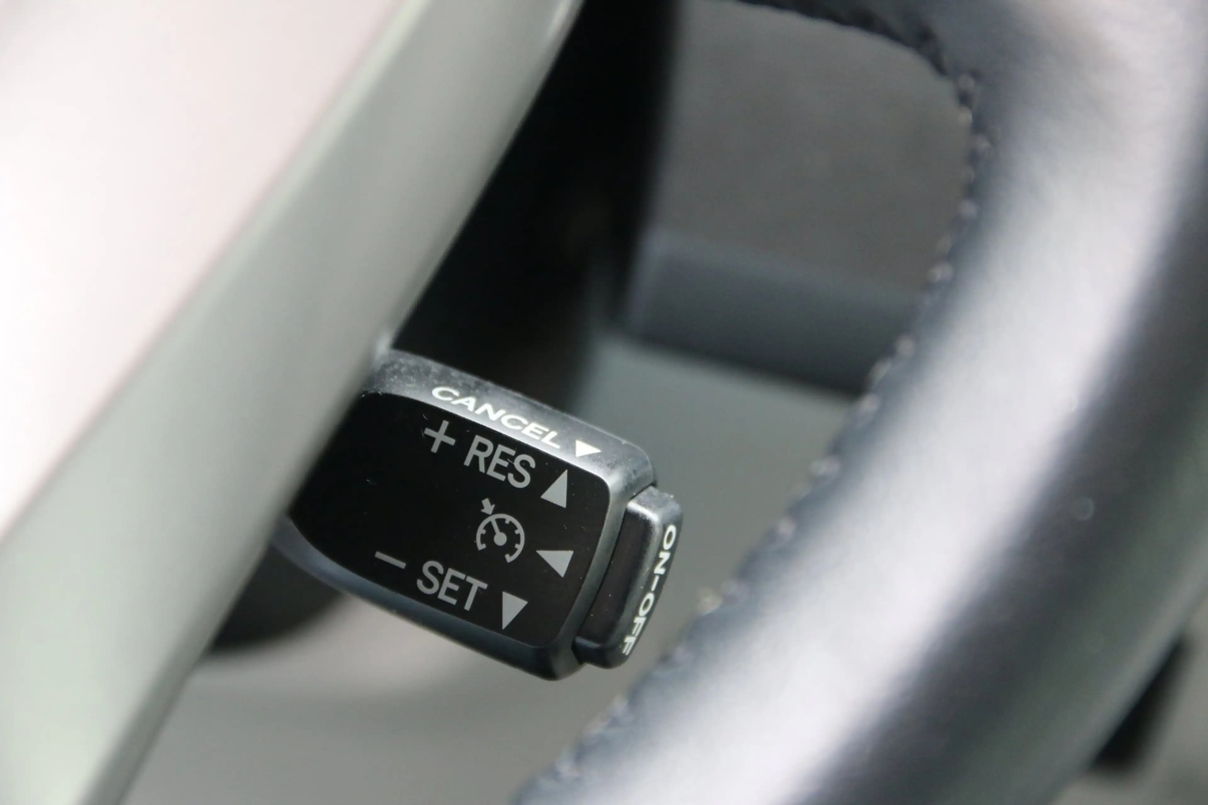Toyota Prius 1.8 Plug-in Dynamic Business — photo 16