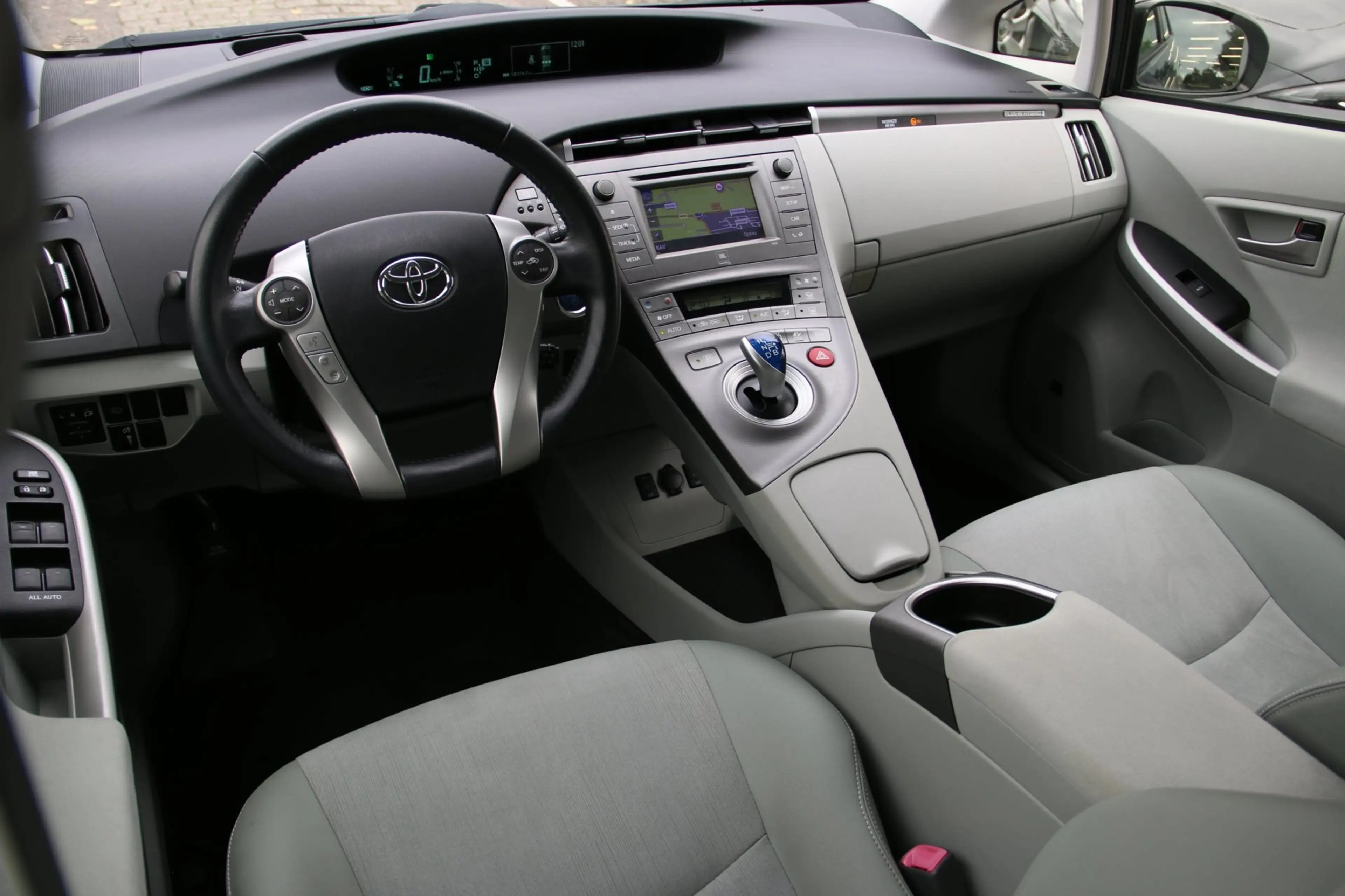 Toyota Prius 1.8 Plug-in Dynamic Business — photo 8