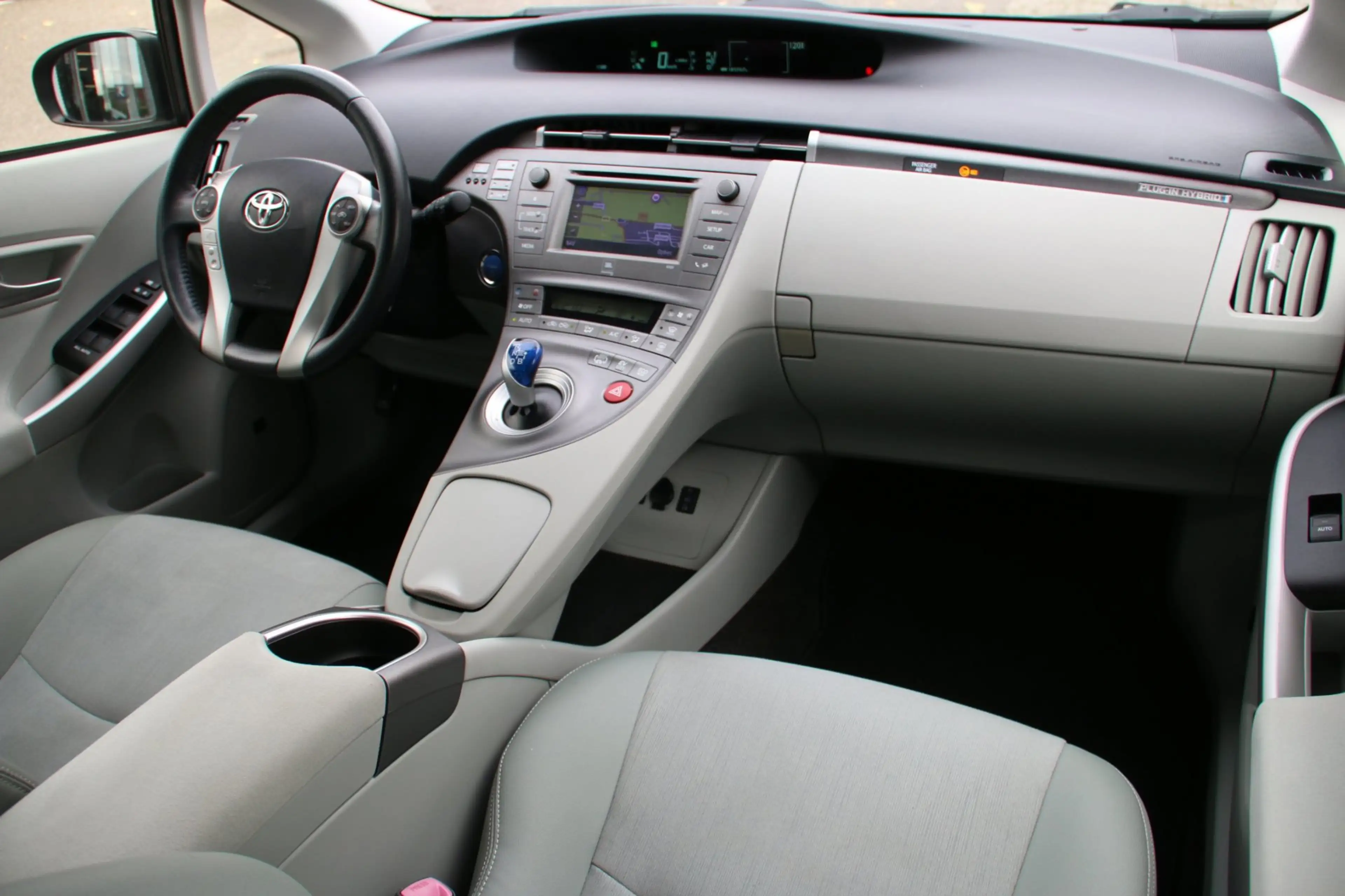 Toyota Prius 1.8 Plug-in Dynamic Business — photo 9