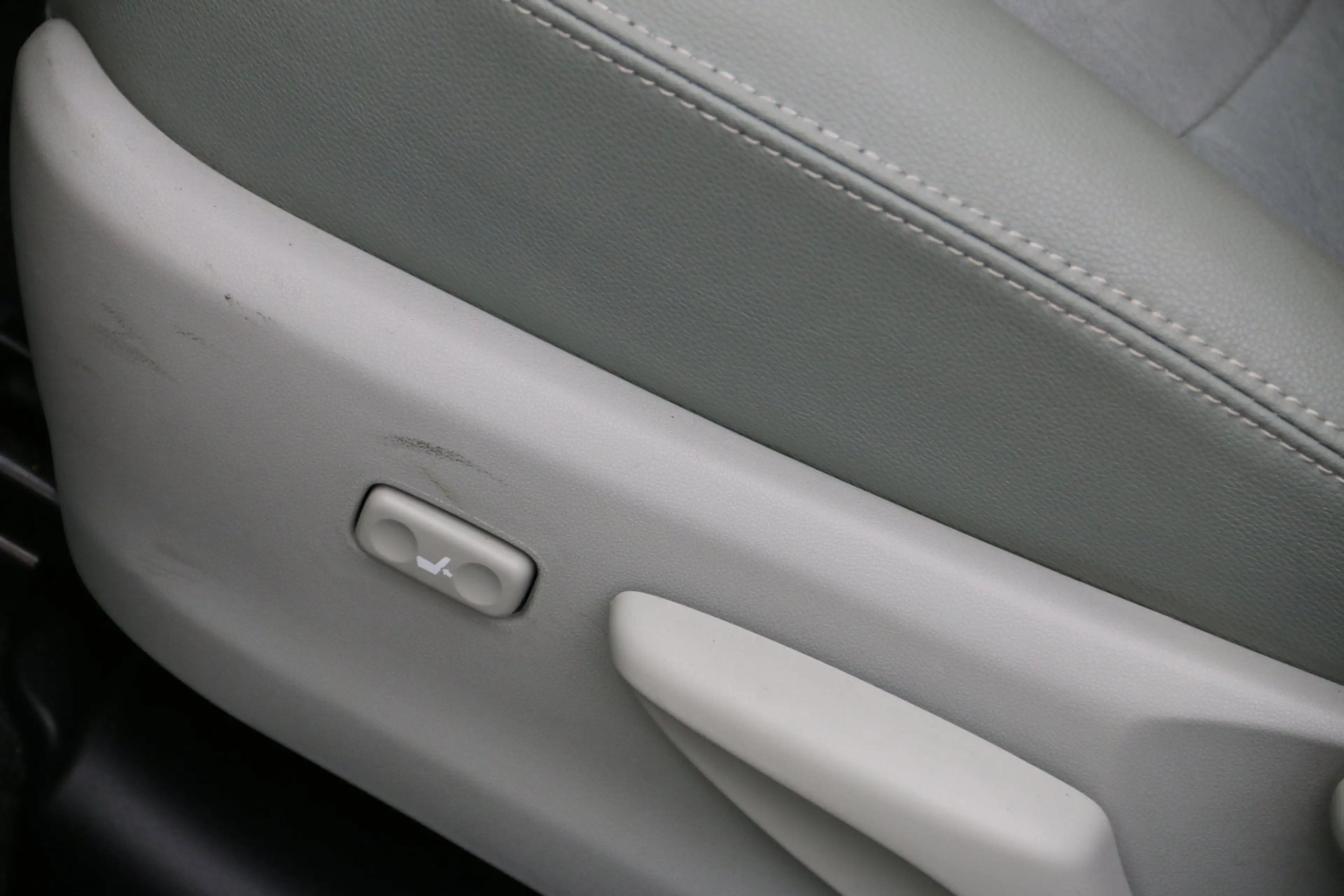 Toyota Prius 1.8 Plug-in Dynamic Business — photo 23