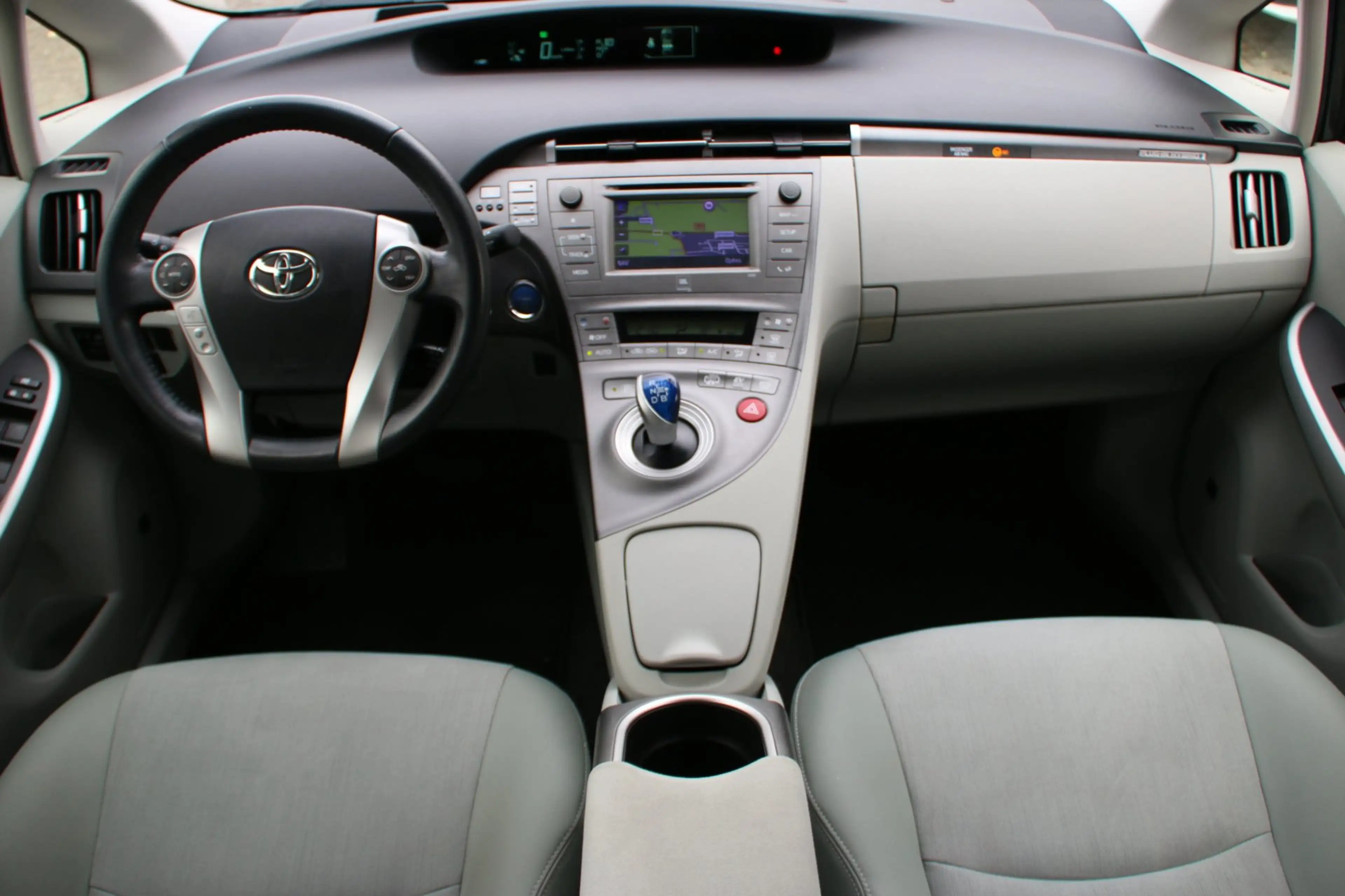 Toyota Prius 1.8 Plug-in Dynamic Business — photo 11