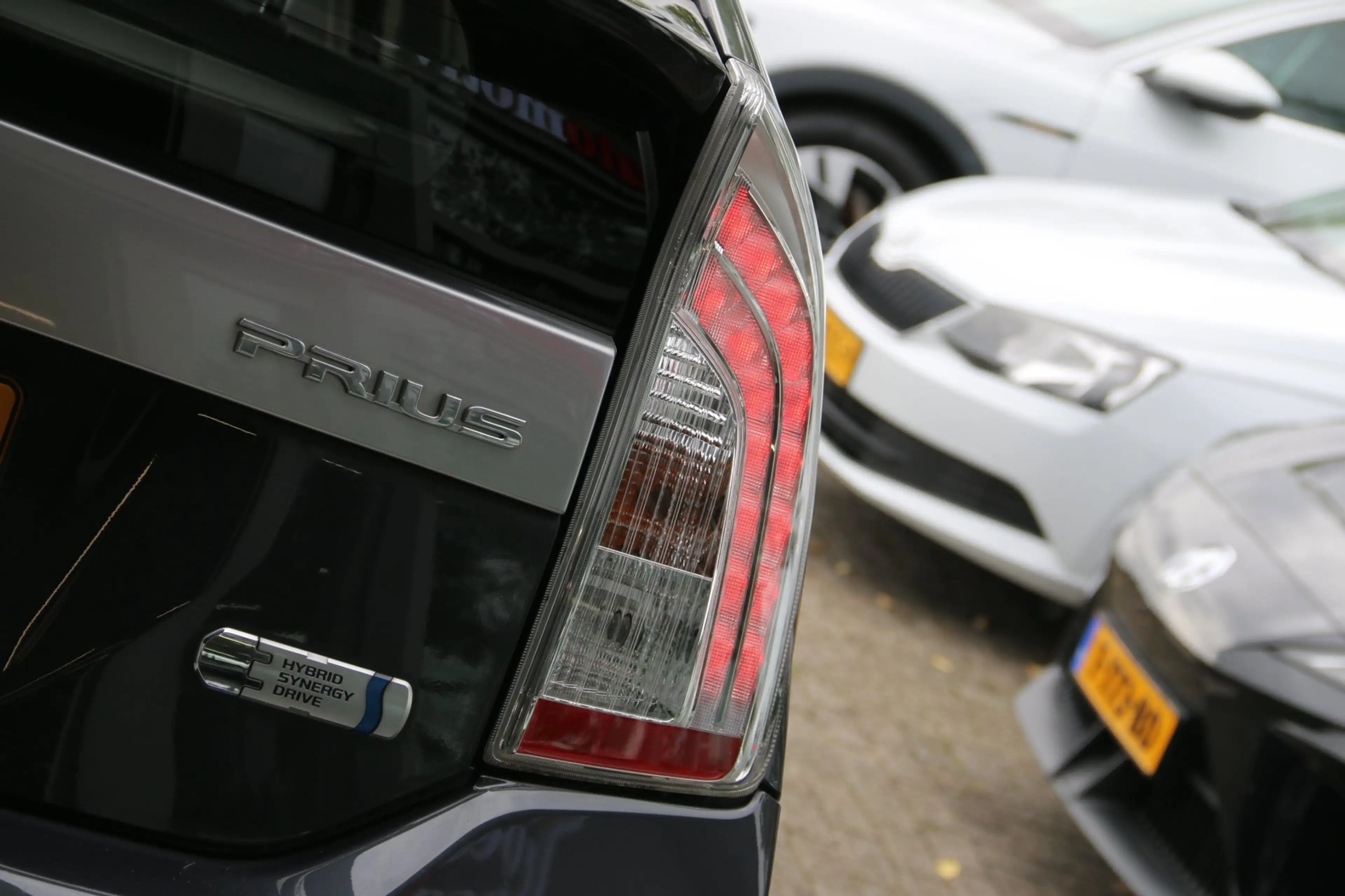 Toyota Prius 1.8 Plug-in Dynamic Business — photo 7