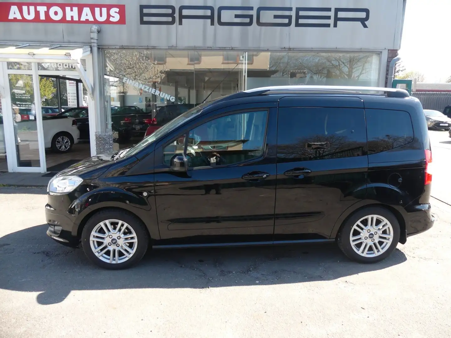 Ford Tourneo Courier Titanium Schwarz - 1