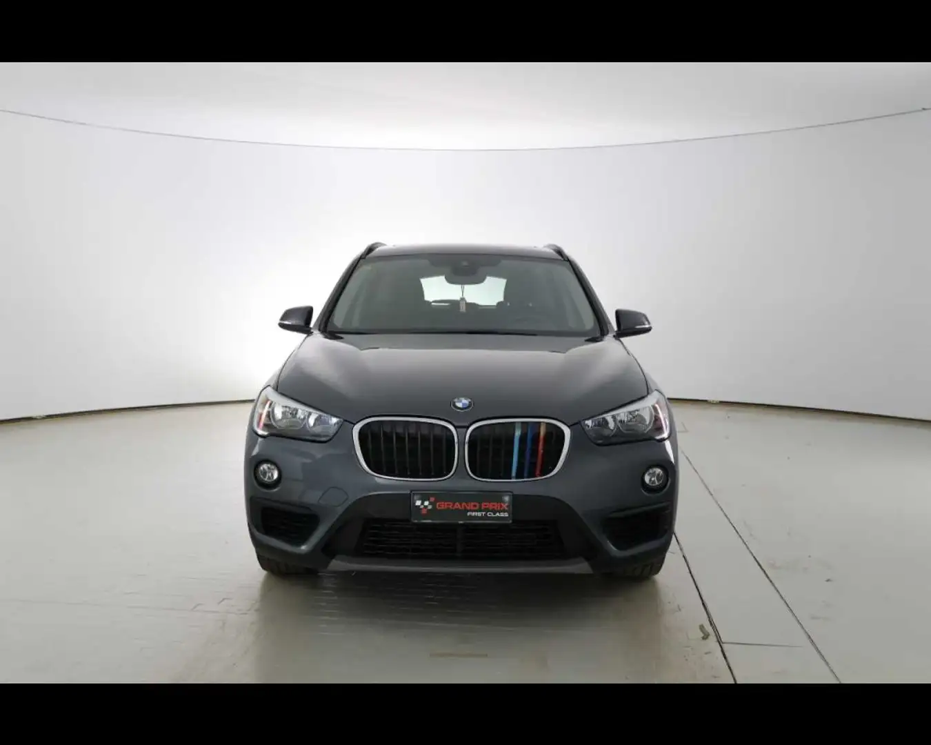 BMW X1 sDrive18d Advantage Zwart - 2