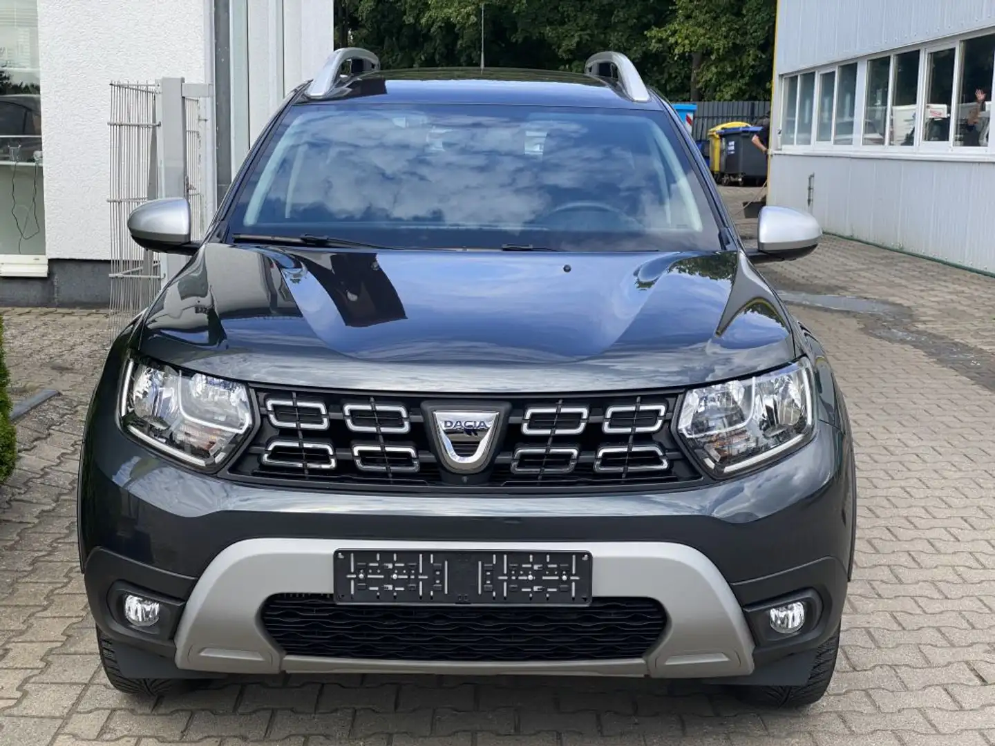 Dacia Duster TCe 150 2WD GPF Sondermodell Adventure Grau - 2