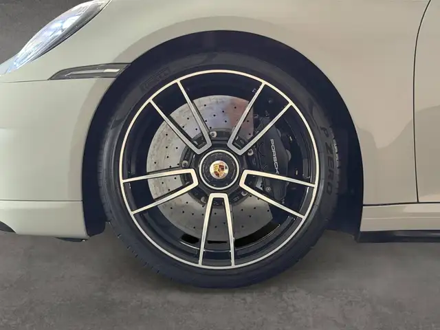 Porsche 911 view 9