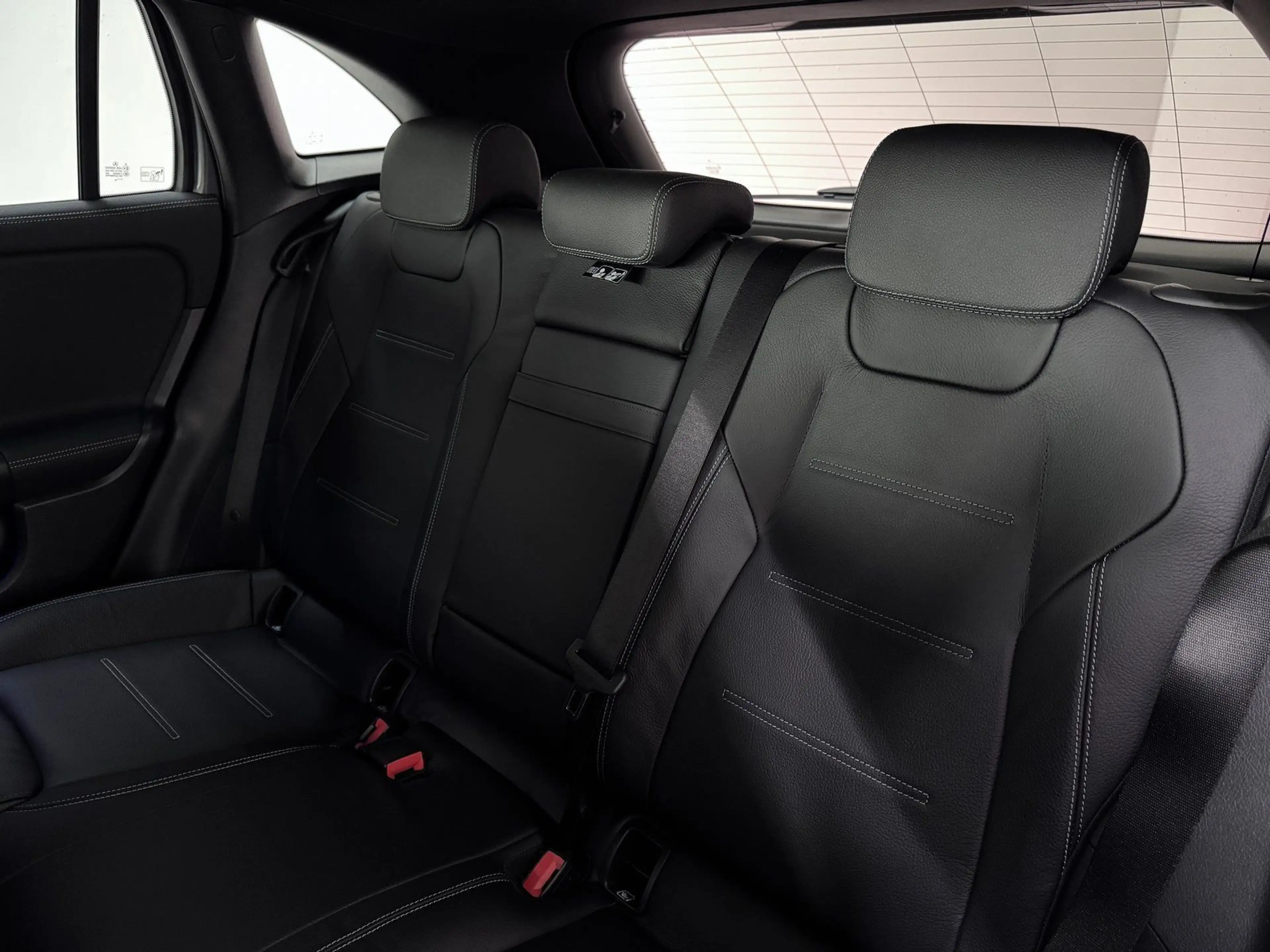 Mercedes-Benz EQA 300 4M AMG+NIGHT+LEDER+DISTR+HUD+KEY+360° — photo 13