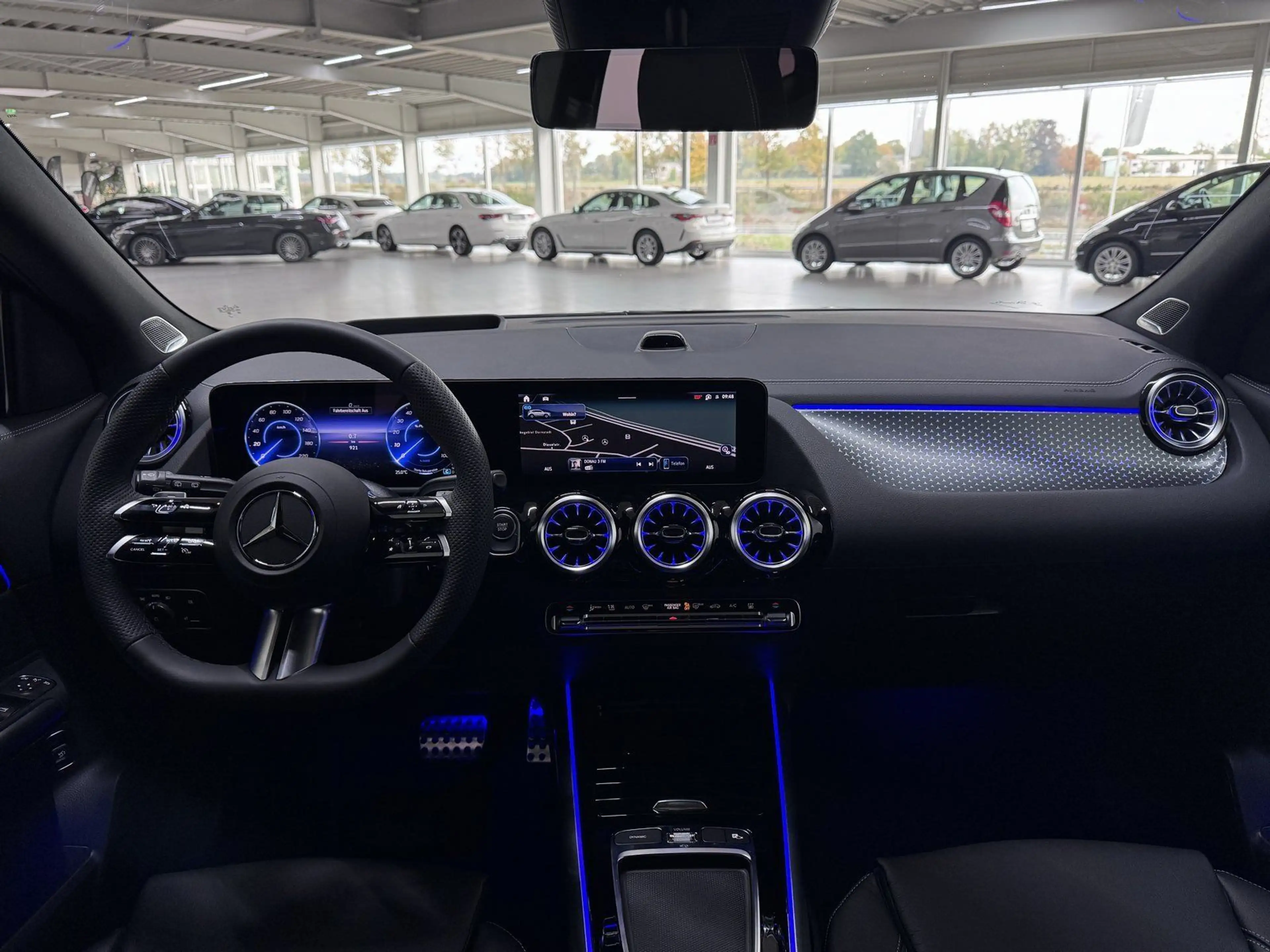 Mercedes-Benz EQA 300 4M AMG+NIGHT+LEDER+DISTR+HUD+KEY+360° — photo 9