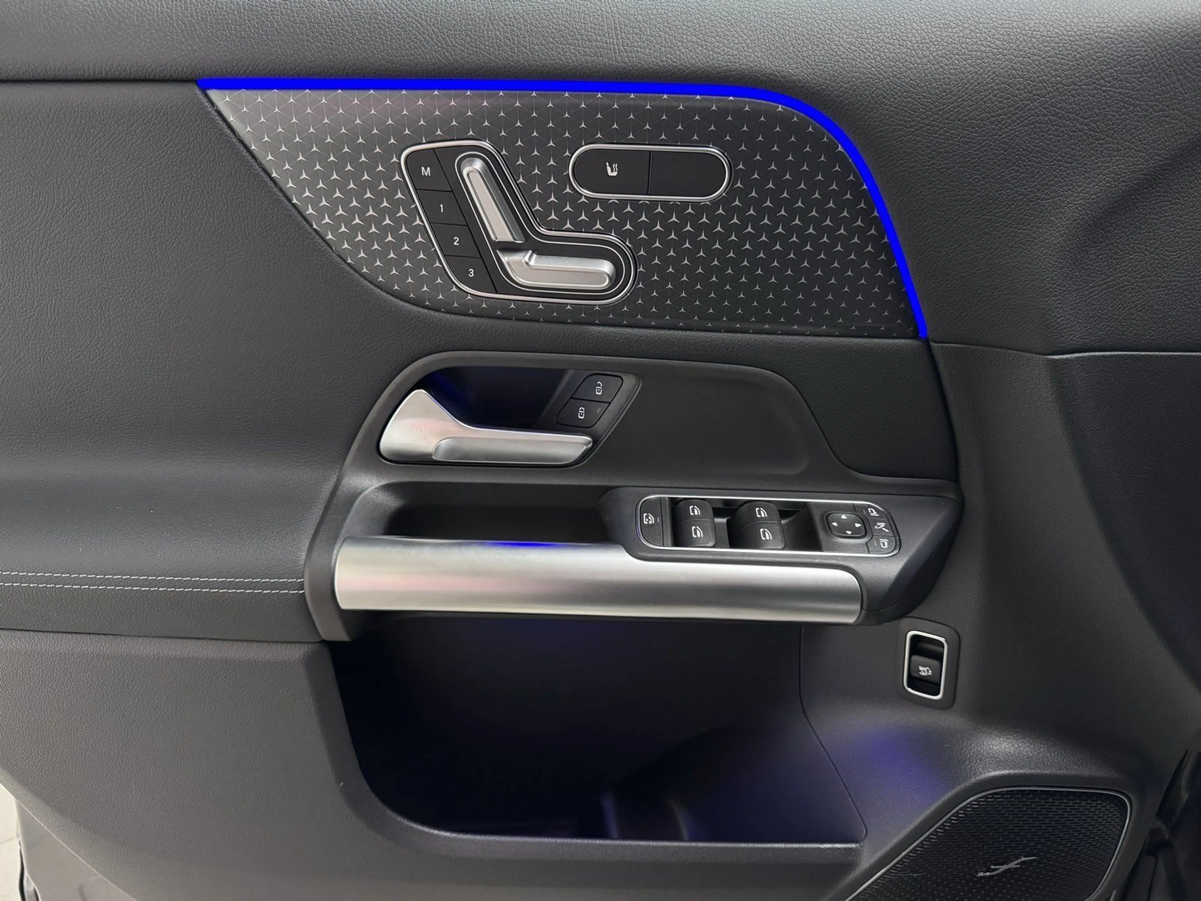 Mercedes-Benz EQA 300 4M AMG+NIGHT+LEDER+DISTR+HUD+KEY+360° — photo 14
