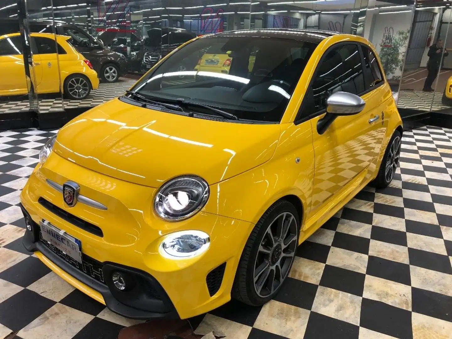 Abarth 595 1.4 Turbo T-Jet 165 CV Turismo Gelb - 1