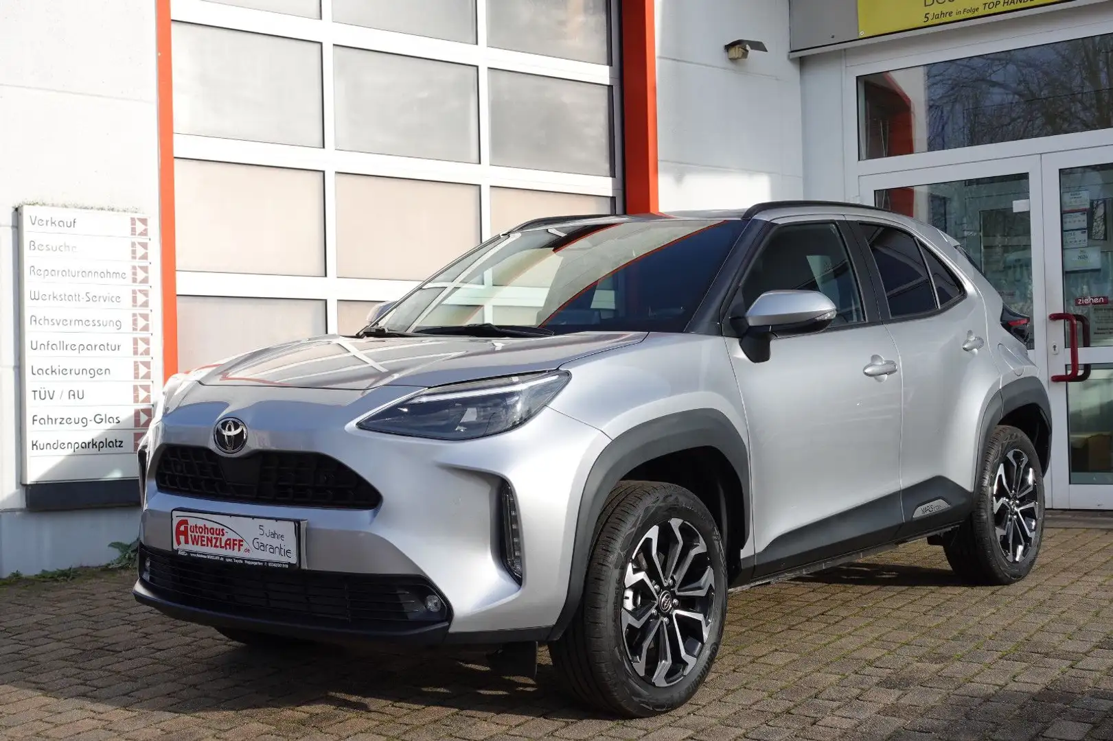 Toyota Yaris Cross 1,5l 130 PS Teamplayer 5J Garantie Silber - 1
