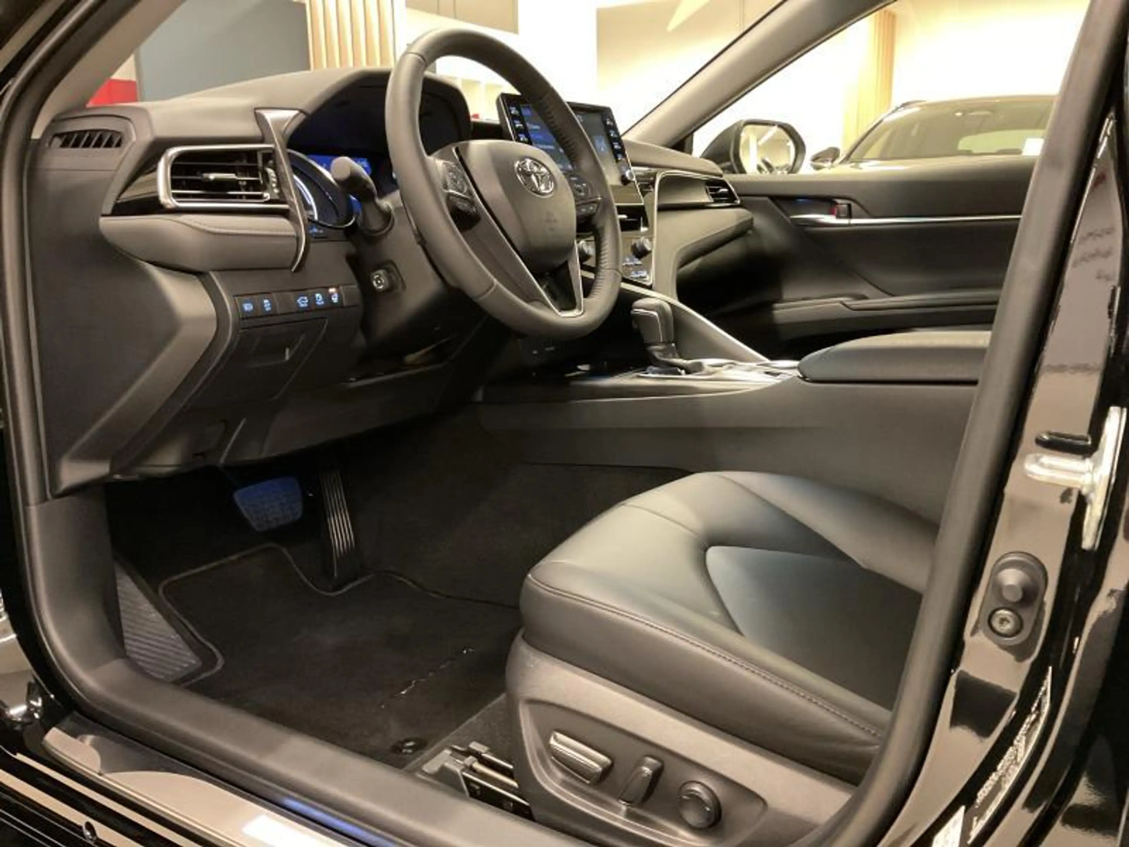 Toyota Camry Premium Plus — photo 11