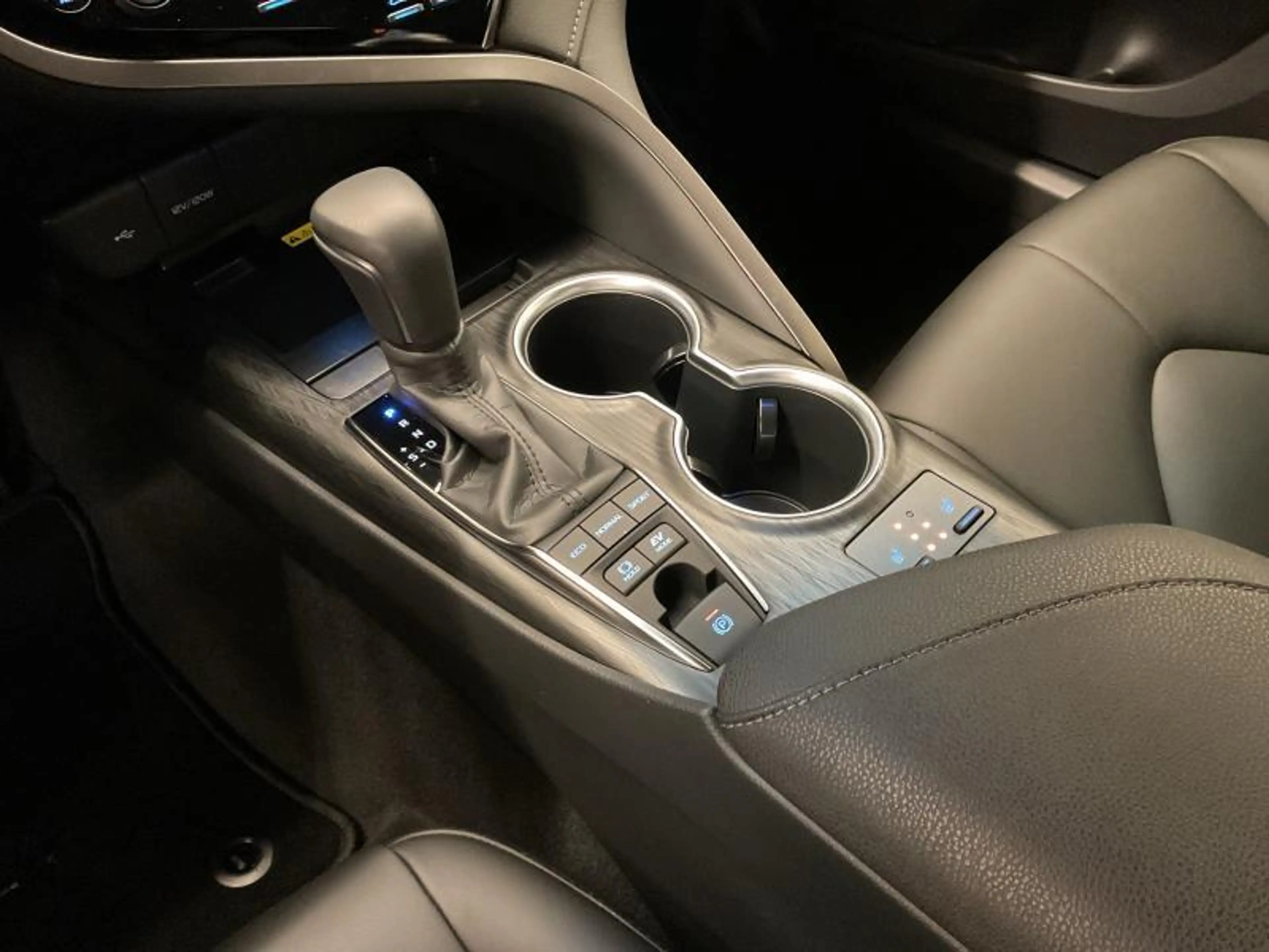 Toyota Camry Premium Plus — photo 12