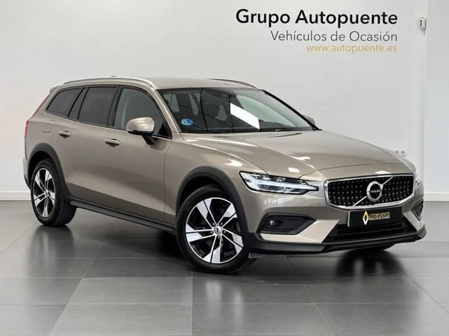 Volvo V60 Cross Country 2.0 B4 D PRO AUTO Amarillo - 1