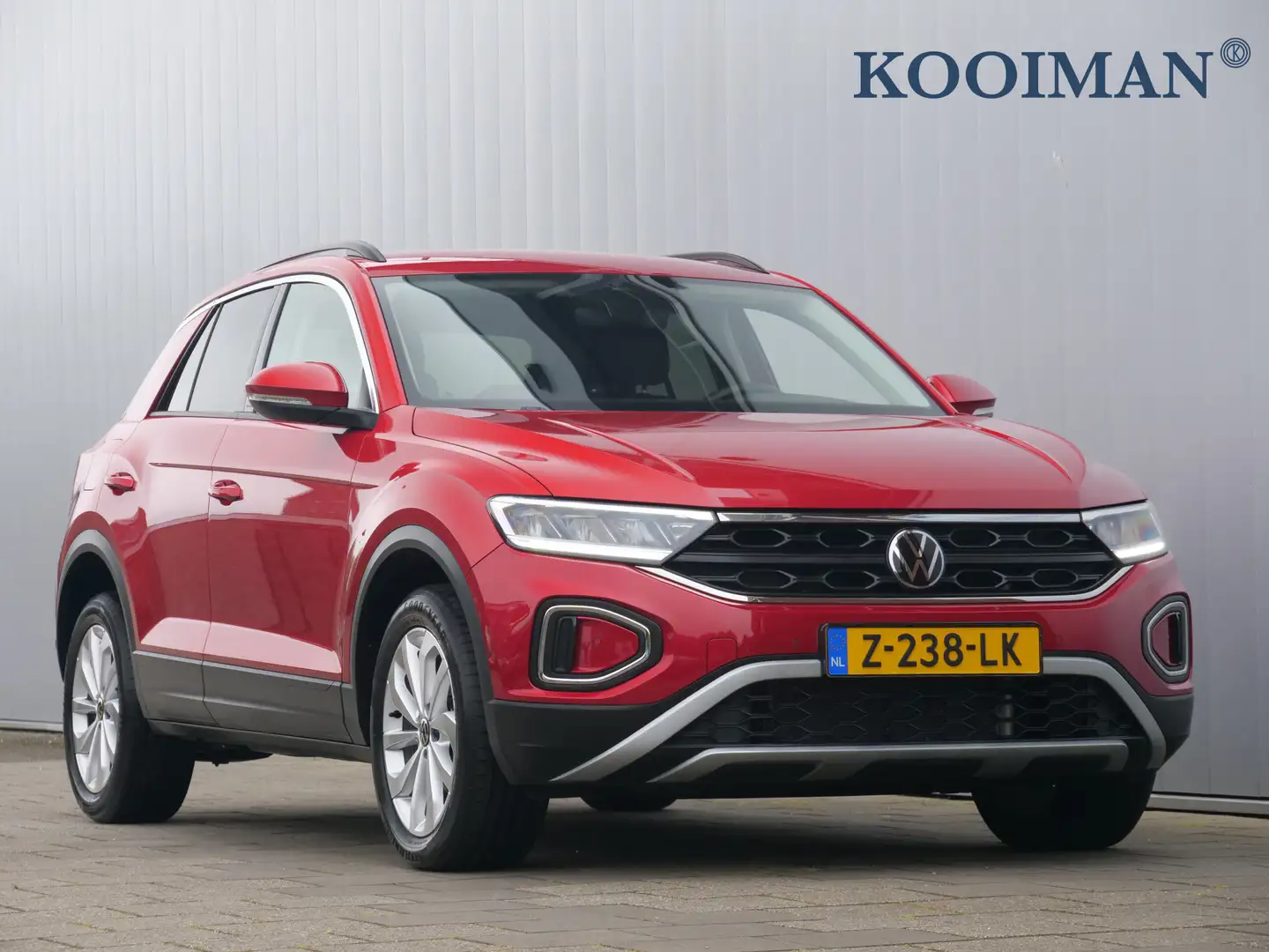 Volkswagen T-Roc 1.0 TSI 110pk Life Apple Carplay / DAB / PDC Rood - 1