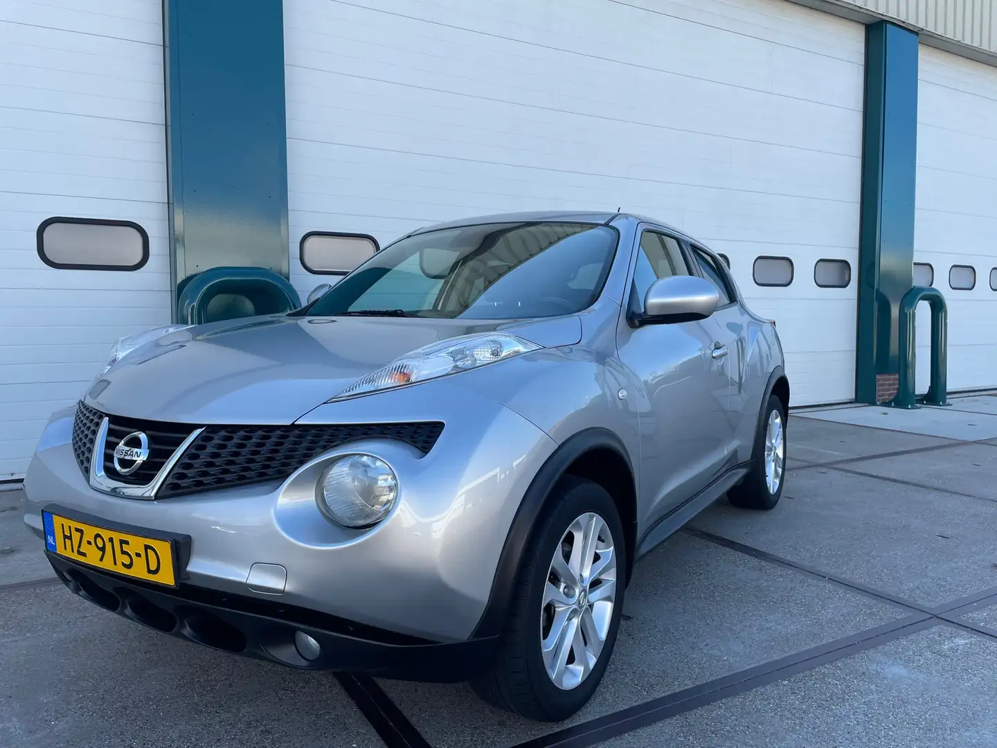 Nissan Juke 1.6 Tekna Grijs - 1