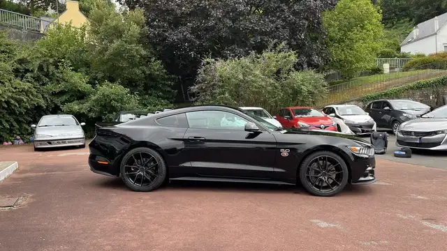 Ford Mustang view 4