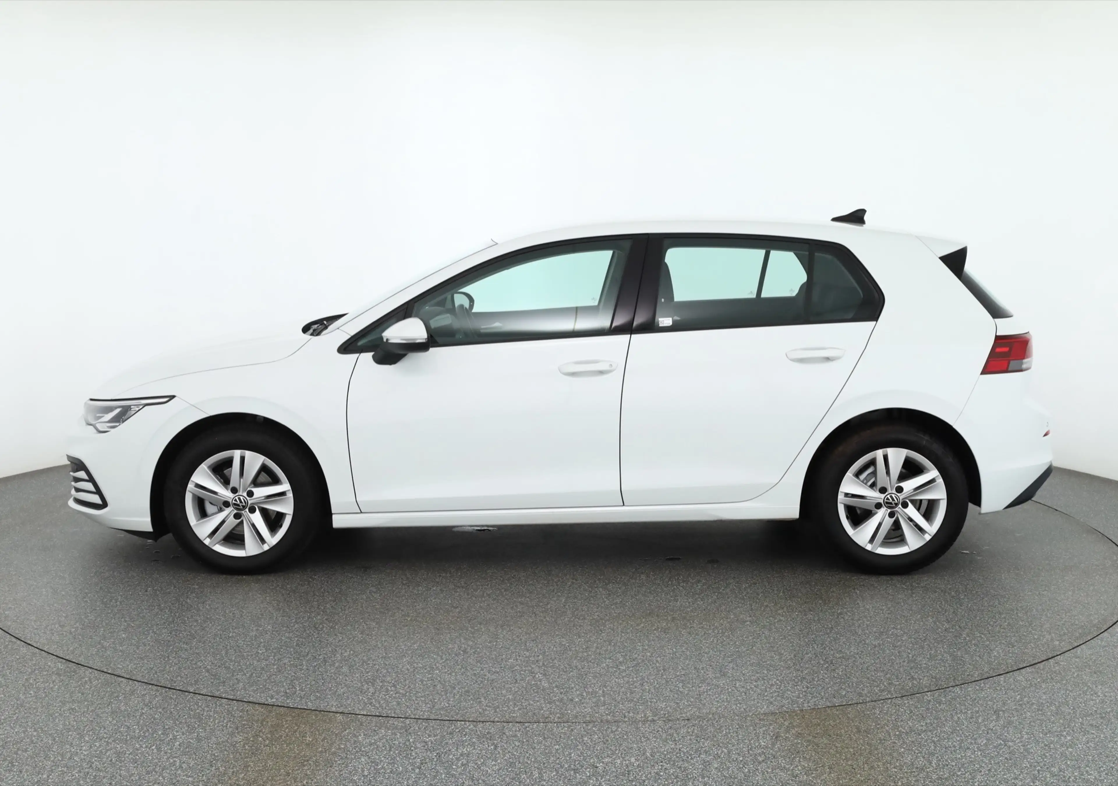 Volkswagen Golf VIII 1.0 eTSI DSG LED Navi ACC DAB — photo 2