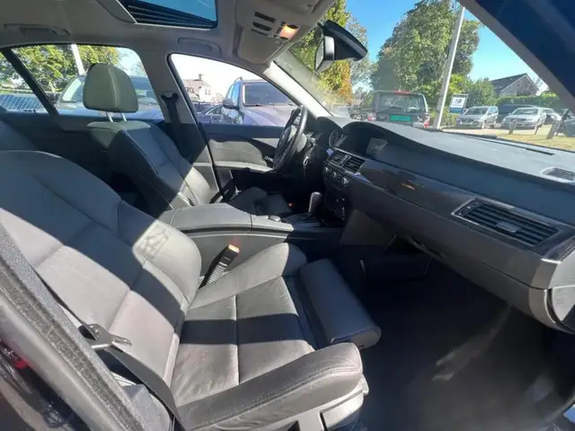 BMW 5 Series view 8