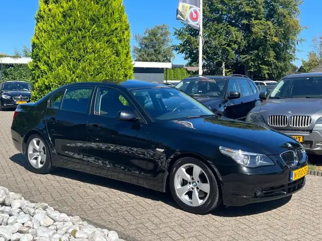 BMW 5 Series view 4