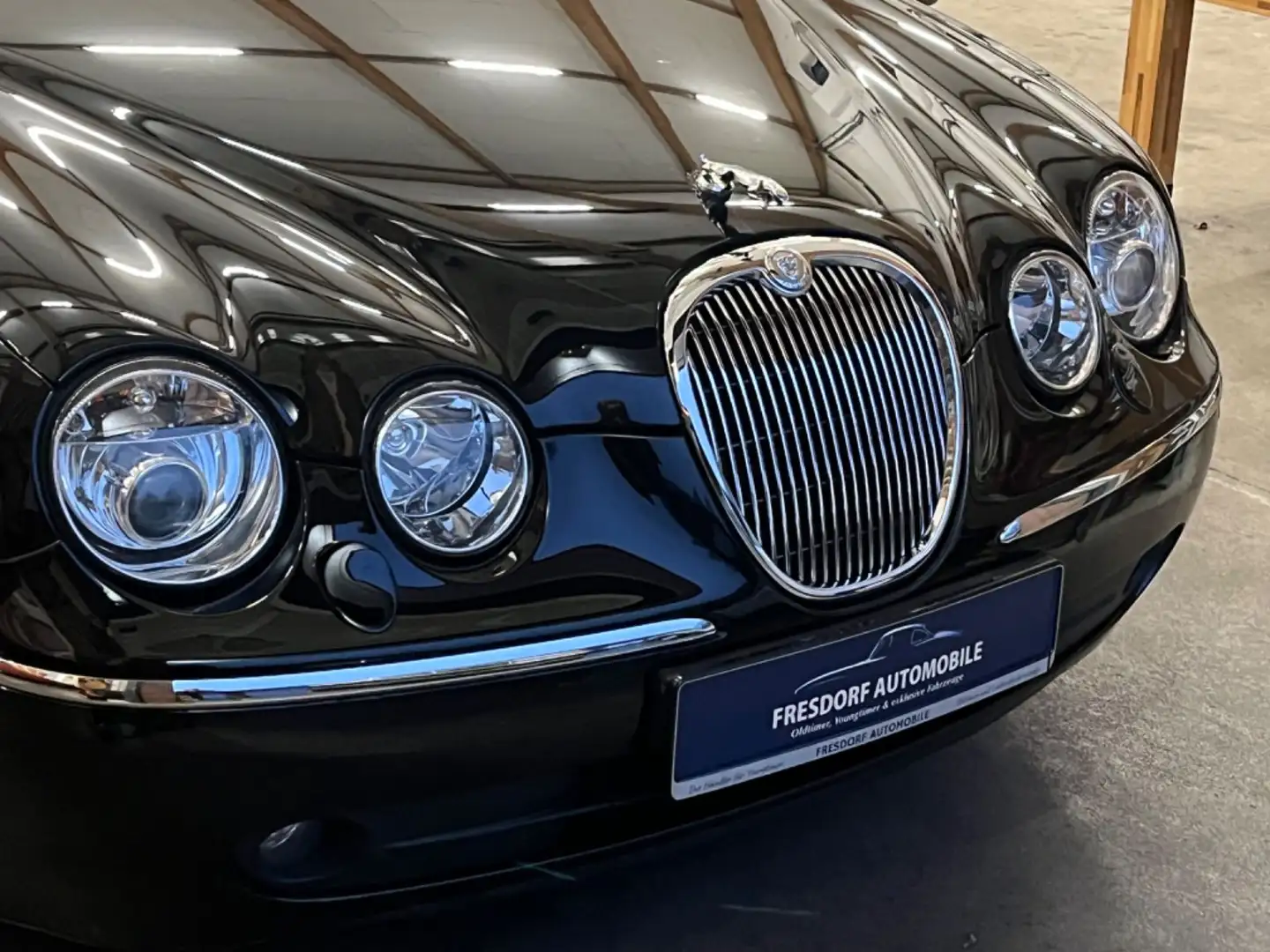 Jaguar S-Type 4.2 V8 Executive, gepfl. Rentnerfahrzeug Noir - 2