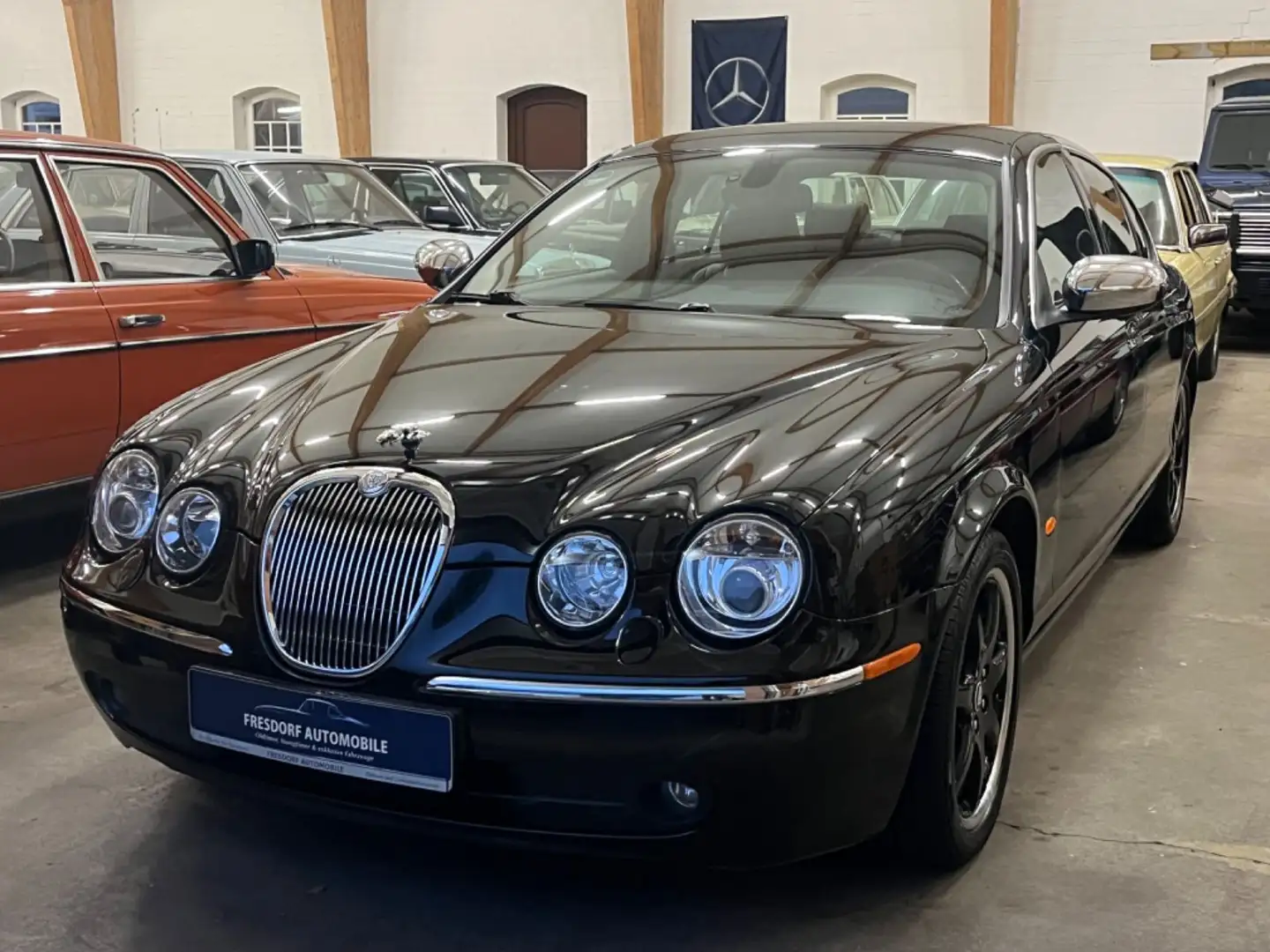 Jaguar S-Type 4.2 V8 Executive, gepfl. Rentnerfahrzeug Noir - 1