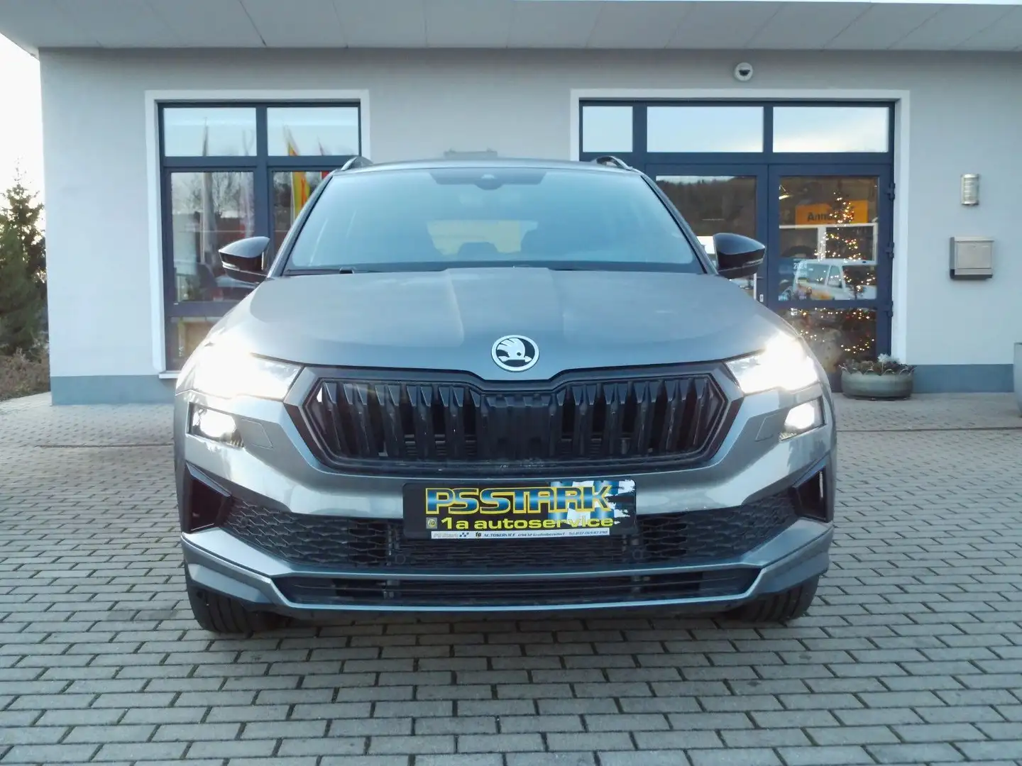 Skoda Karoq Sportline 4x4, SHZ,Lenkradheiz.,AHZV,MATRI Gris - 2